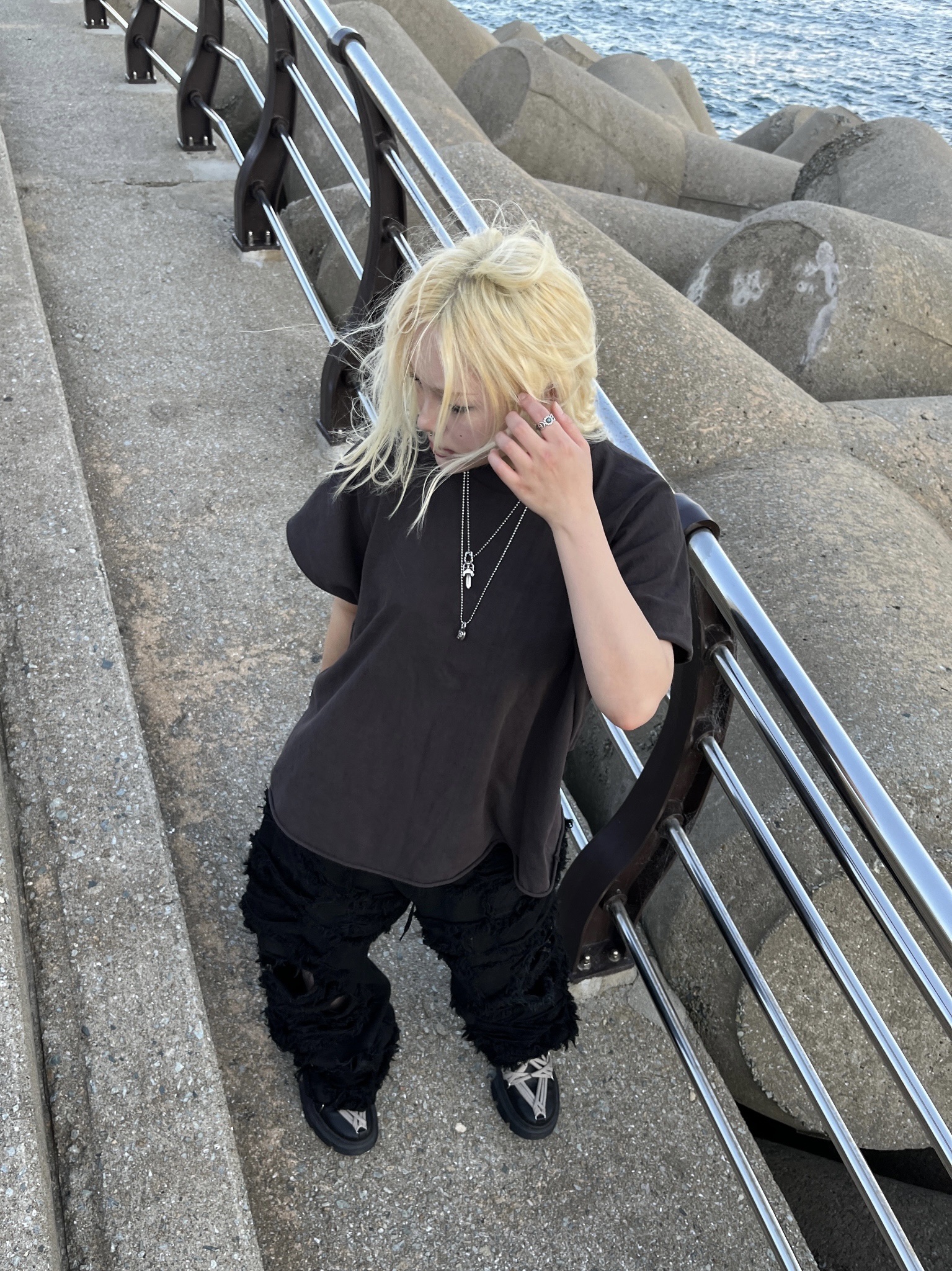 Yeezy One Box T-Shirt Black, Dr. Martens x Rick Owens 1460 DMXL Megalace Black 착용 스타일 - 4