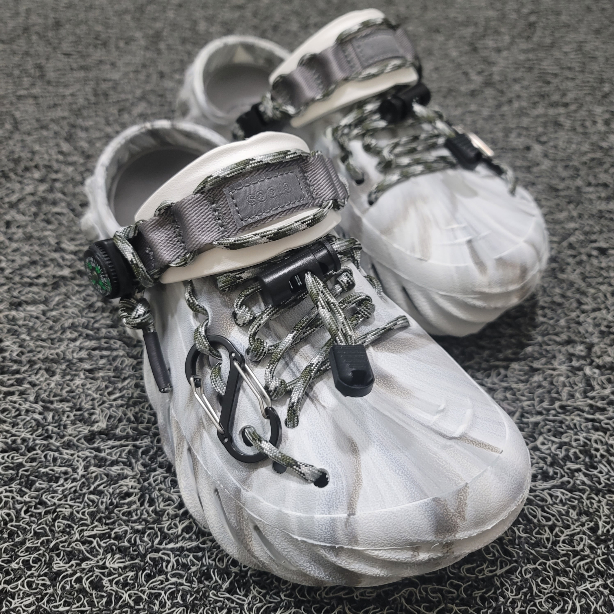 Crocs Echo Marbled Clog Moonlight Multi 착용 스타일 - 4