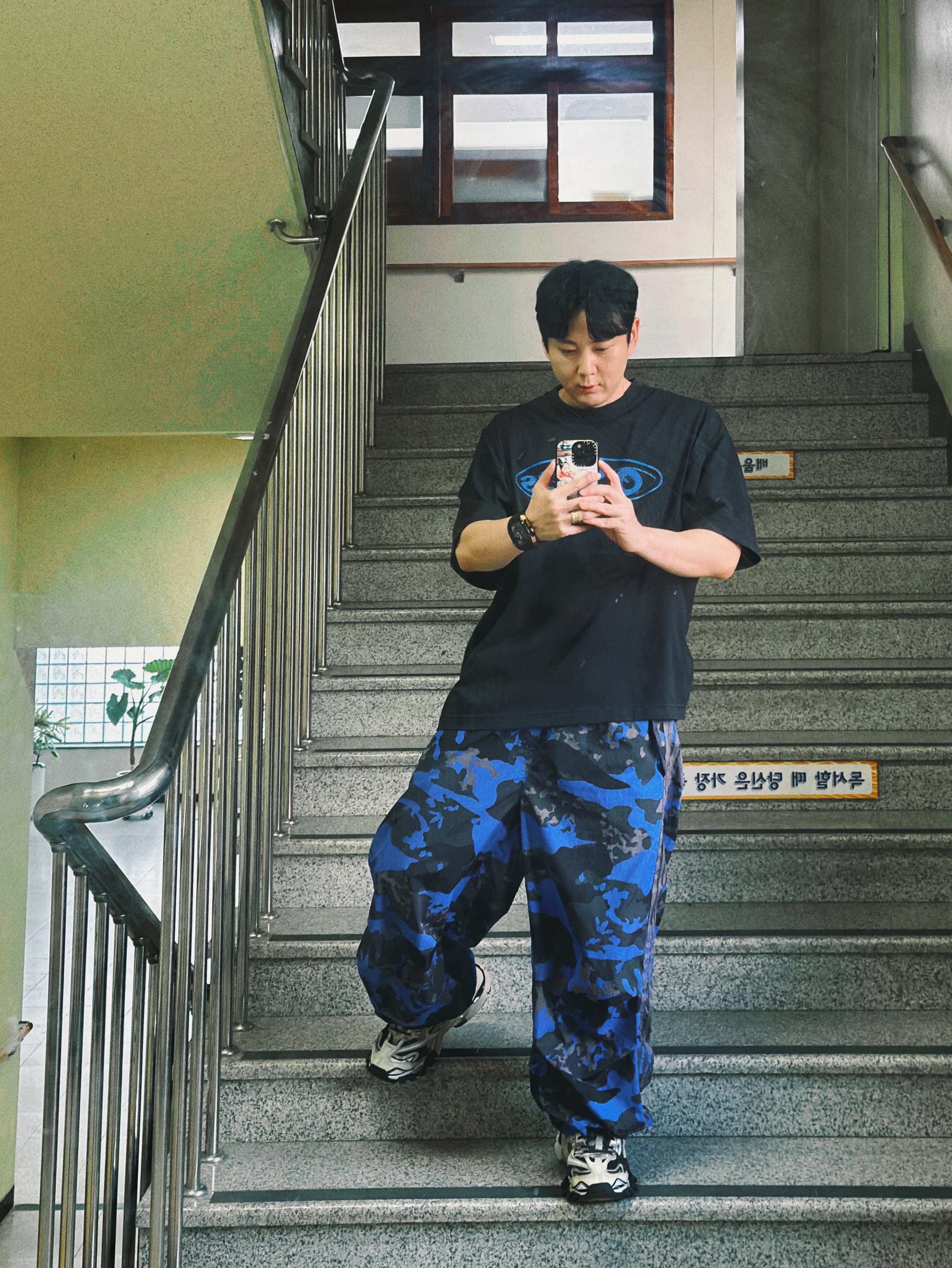 Adidas Camo Parachute Pants Black Trace Grey - KR Sizing, Nike x Off-White NRG T-Shirt Black - Asia 착용 스타일
