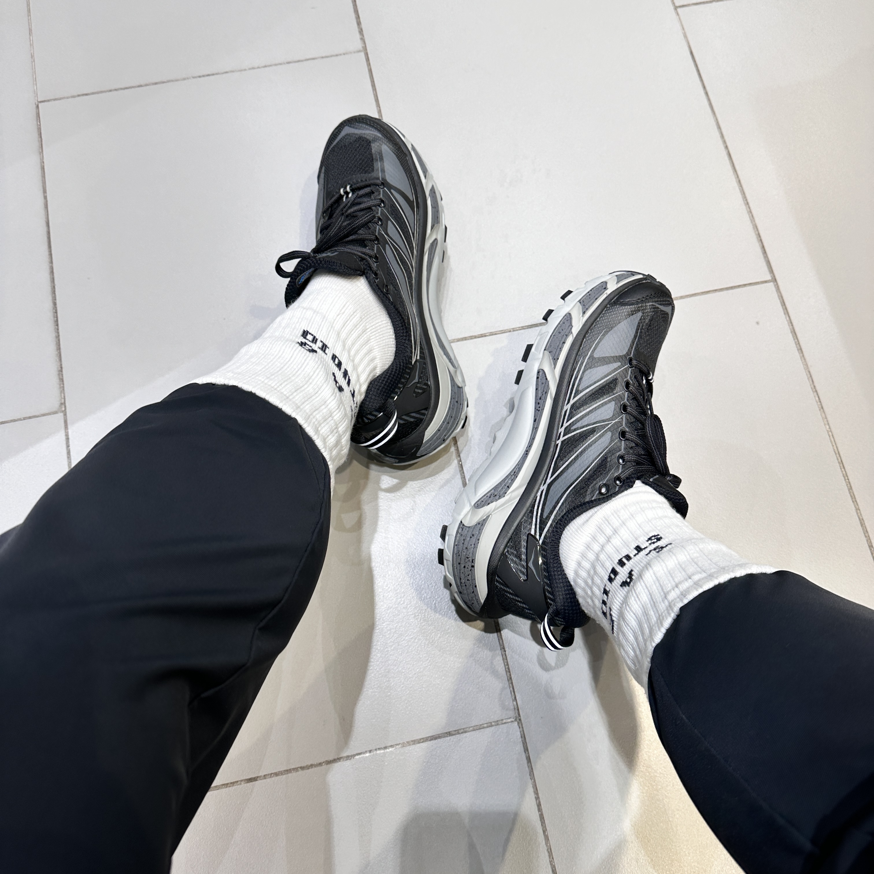 Hoka Mafate Speed 2 Black Castlerock, IAB Studio Socks White (5 Pack) 착용 스타일 - 1