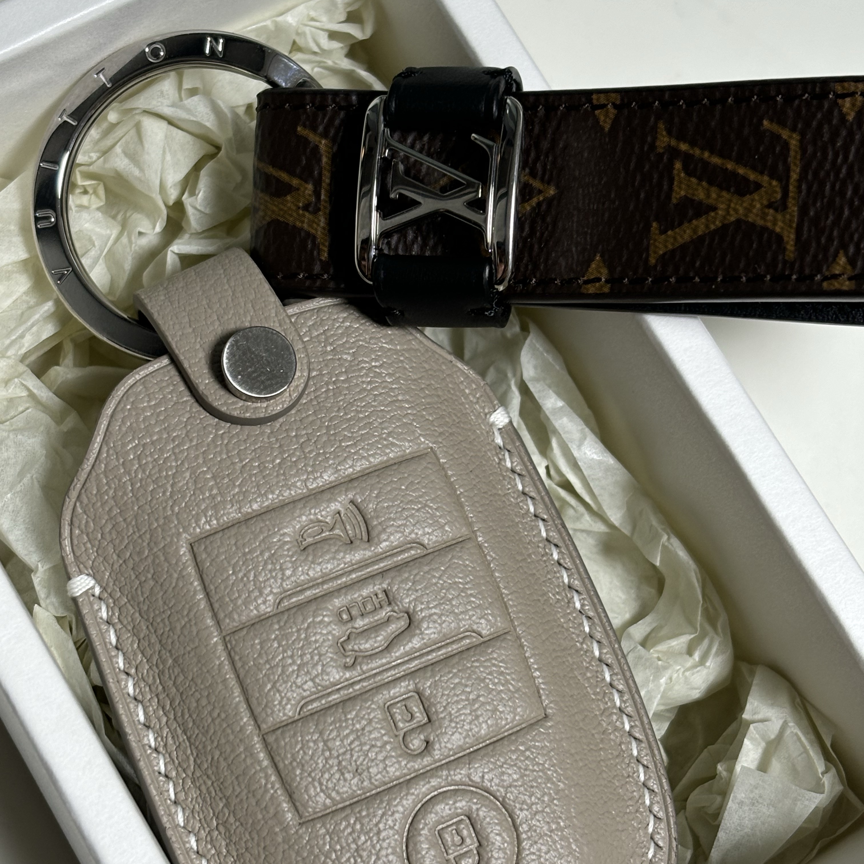 Louis Vuitton LV Dragonne Key Holder Monogram 착용 스타일