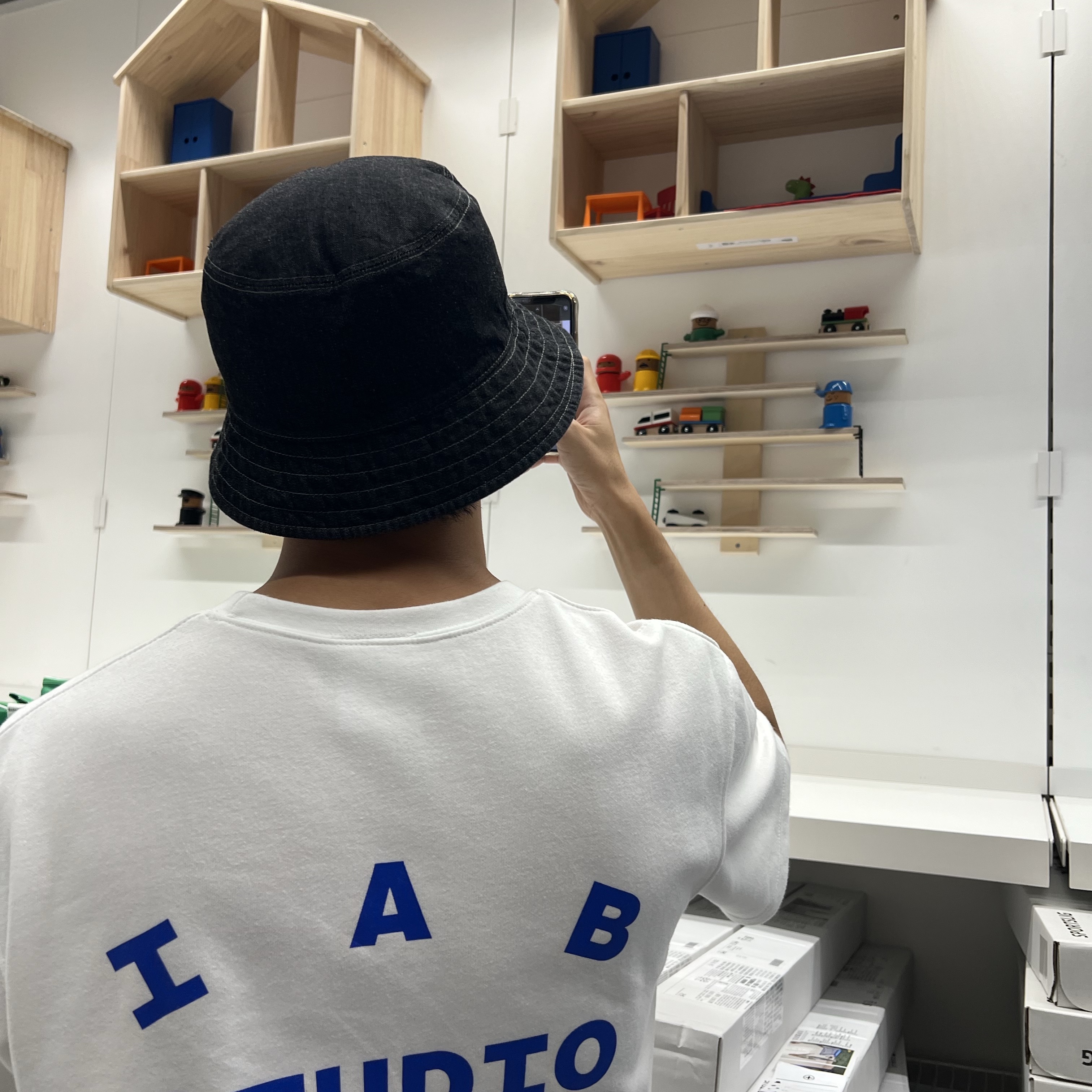 IAB Studio 10th Anniversary T-Shirt White, Adidas Yeezy Boost 350 V2 Semi Frozen Yellow 착용 스타일 - 3