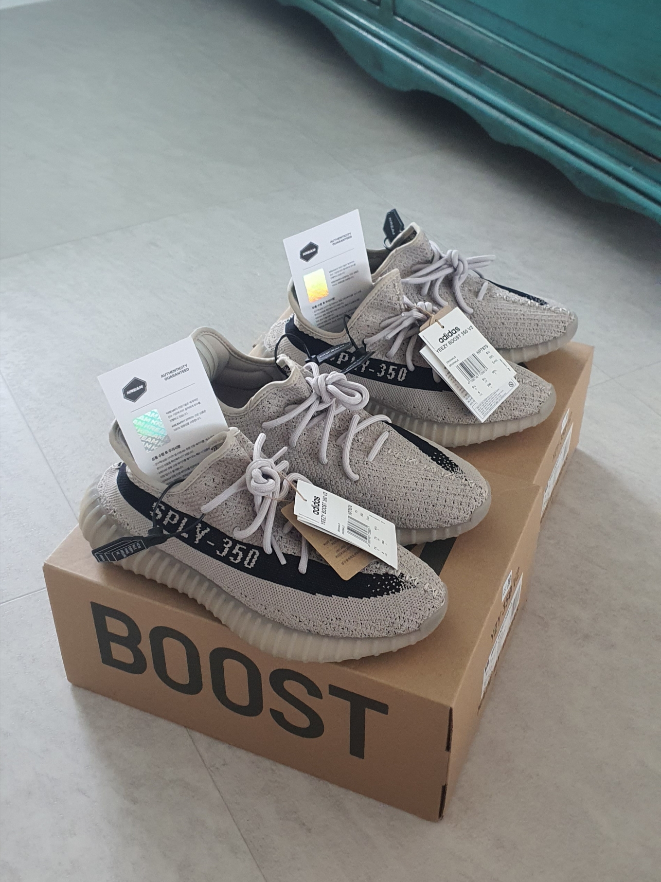 Adidas Yeezy Boost 350 V2 Slate Core Black 2022/2023 착용 스타일
