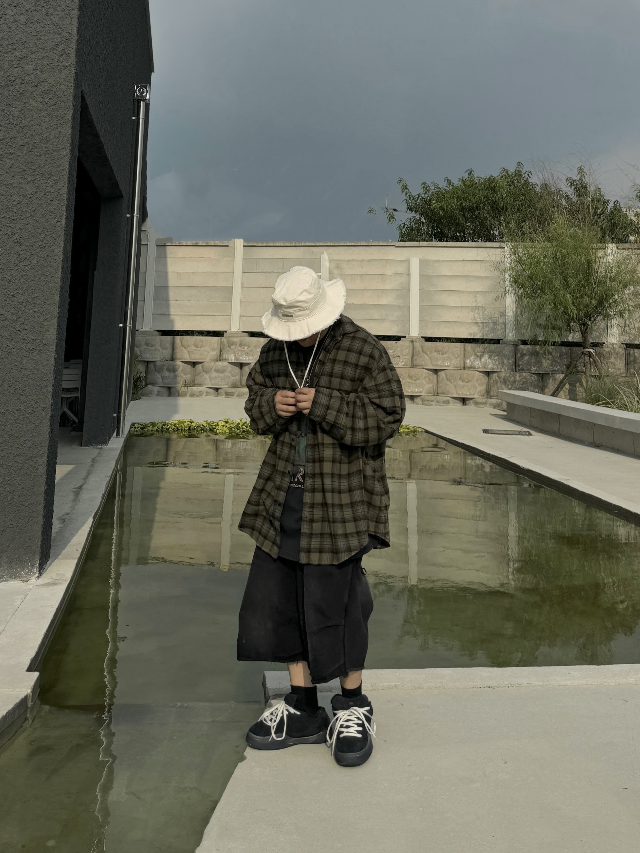 Balenciaga Paris Liberty Layered Oversized Shirts Dark Green, Jacquemus Le Bob Artichaut Bucket Hat Off White 착용 스타일 - 2