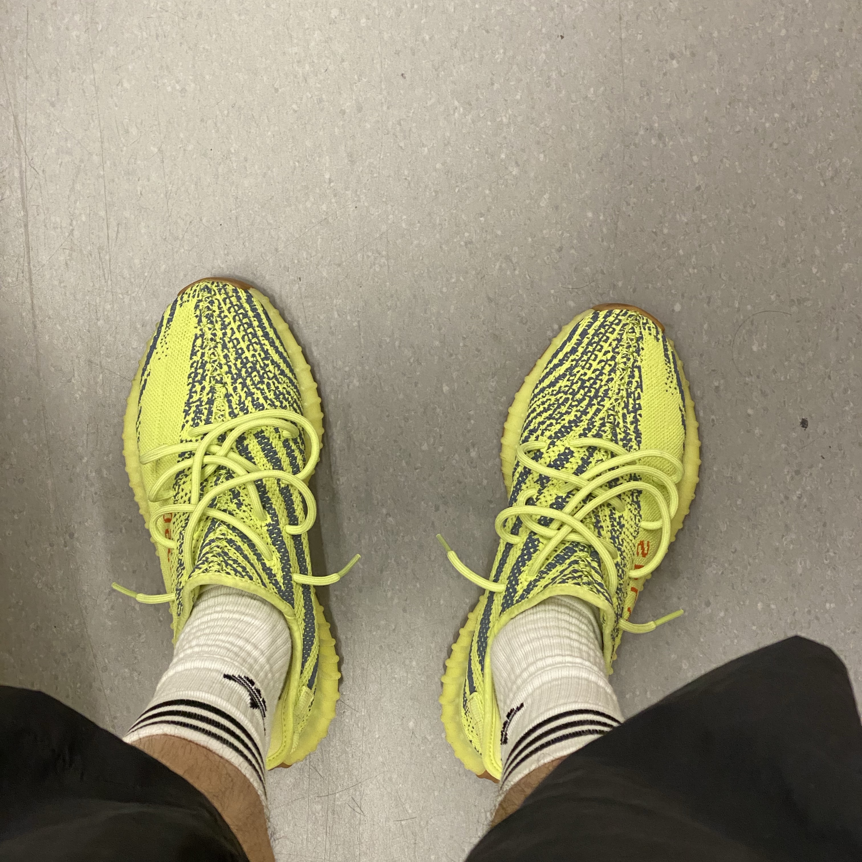 IAB Studio 10th Anniversary T-Shirt White, Adidas Yeezy Boost 350 V2 Semi Frozen Yellow 착용 스타일 - 2