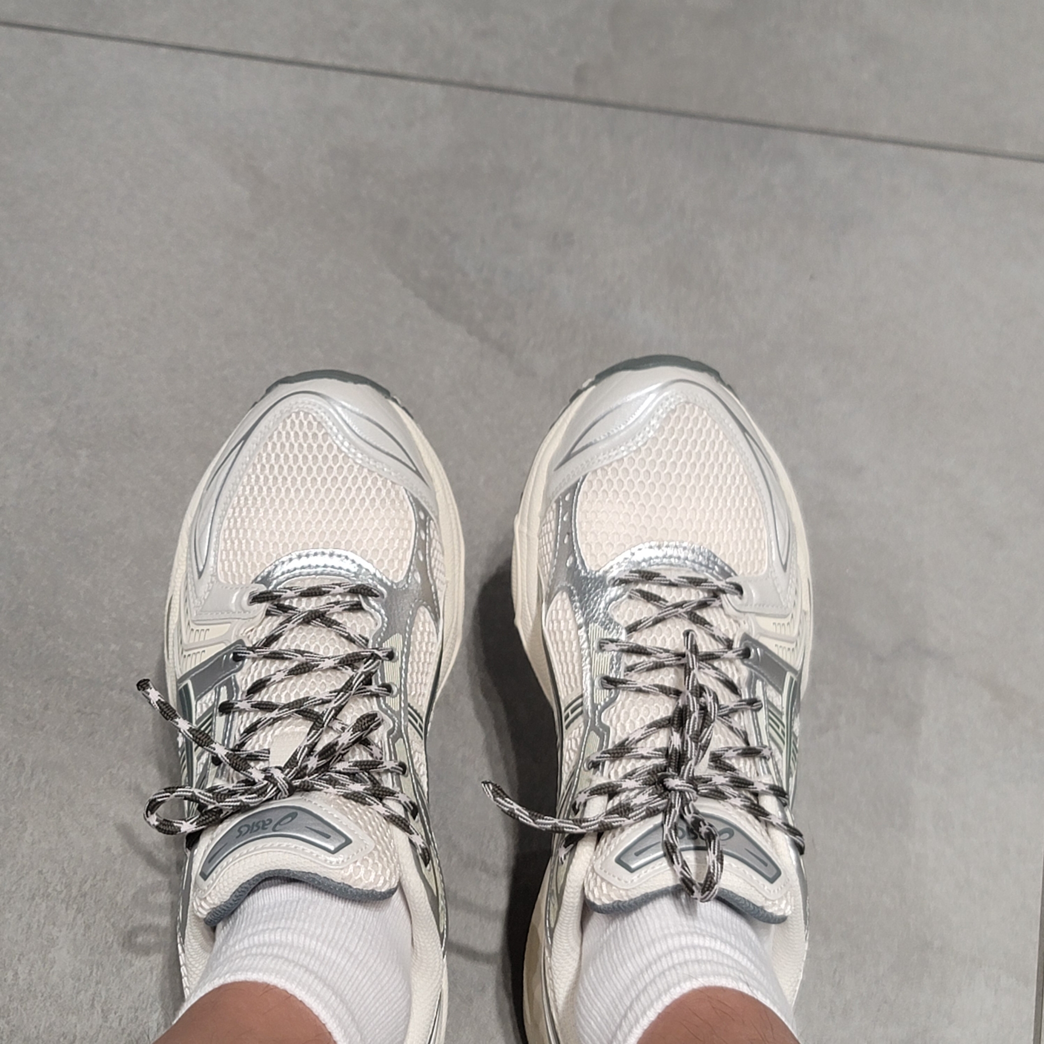 Asics Gel-Kayano 14 Birch Dark Pewter 착용 스타일