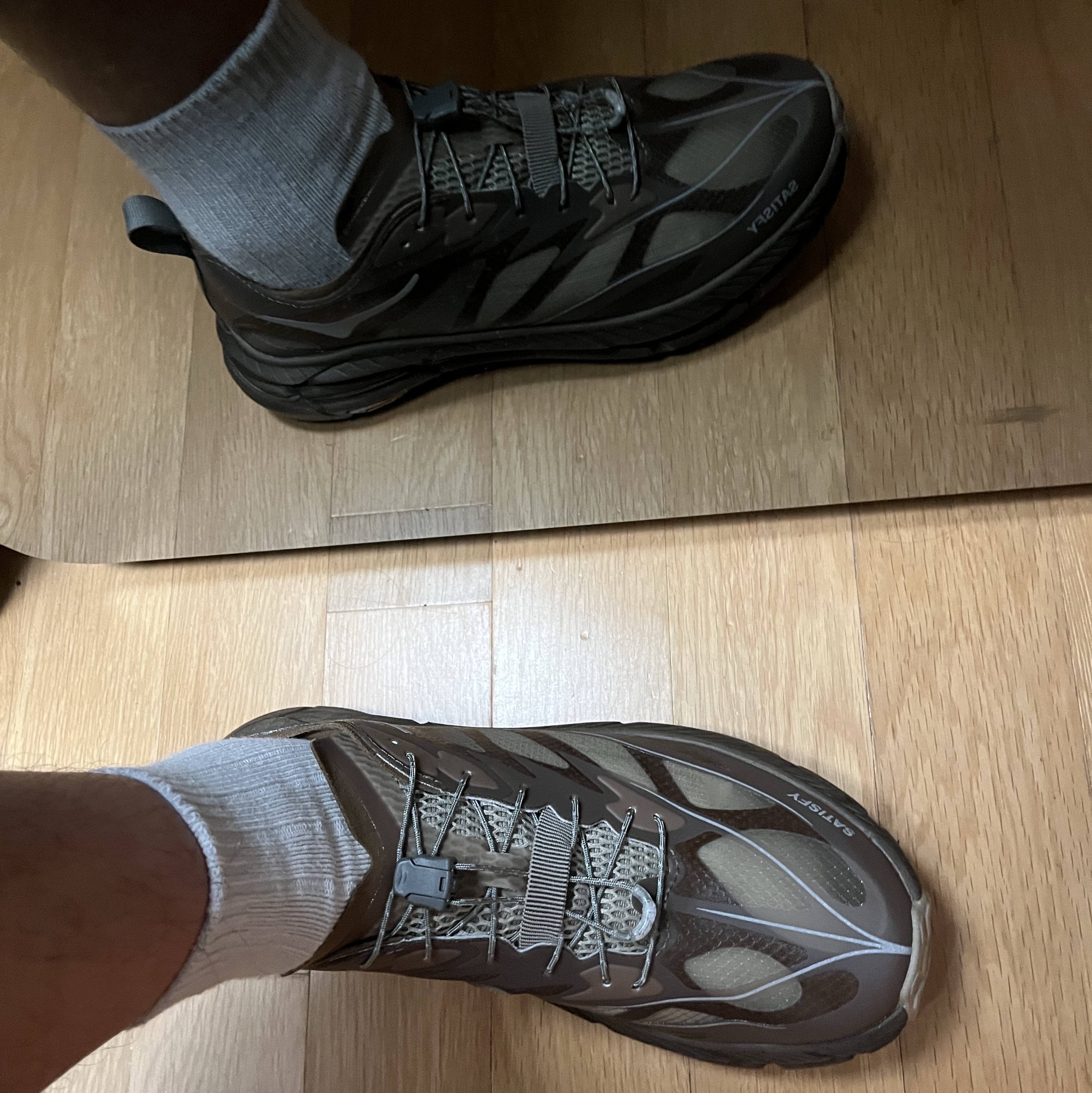 Hoka x Satisfy Mafate Speed 4 Lite Rubber 착용 스타일 - 2