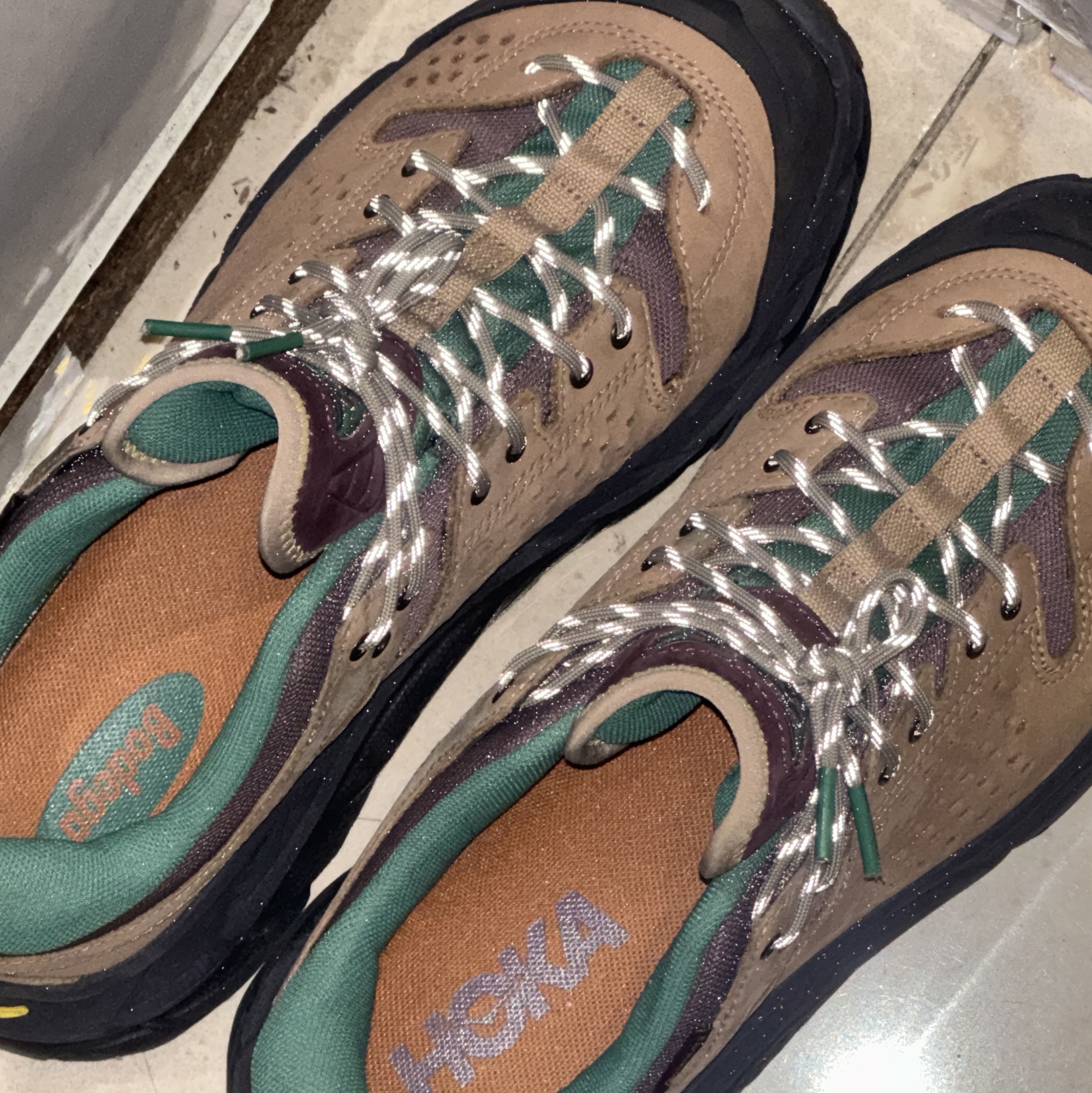 Hoka x Bodega Tor Ultra Low Natural Blazing Yellow 착용 스타일
