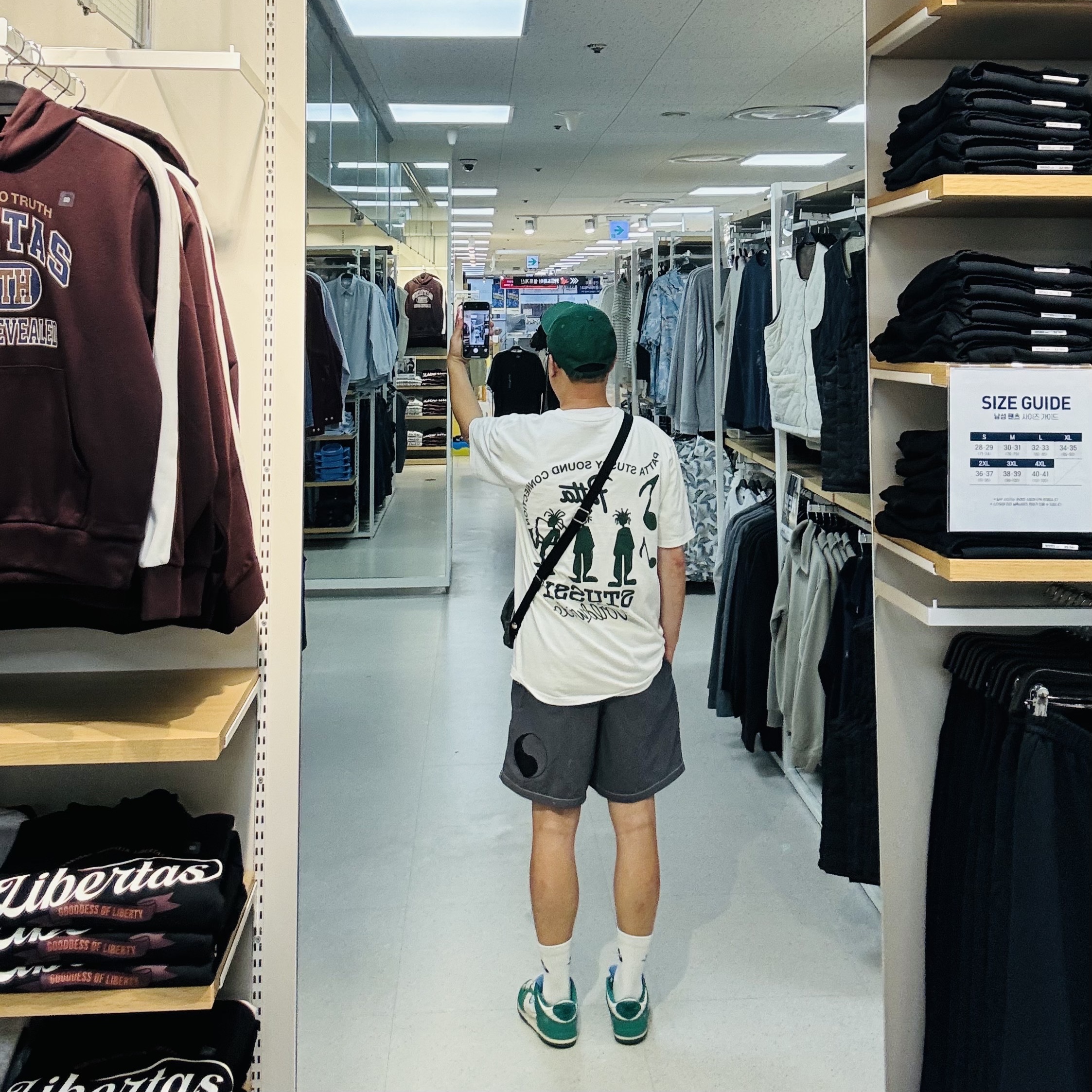 Nike Heritage 86 Futura Washed Cap Gorge Green, Stussy x Patta Sound Connection T-Shirt White 착용 스타일 - 2