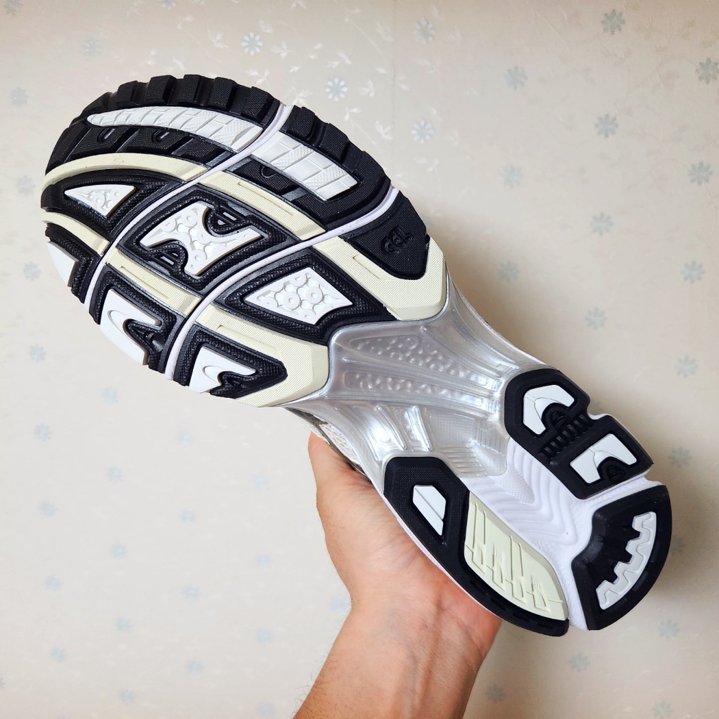 Asics Gel-Kayano 14 Cream Black 착용 스타일 - 3