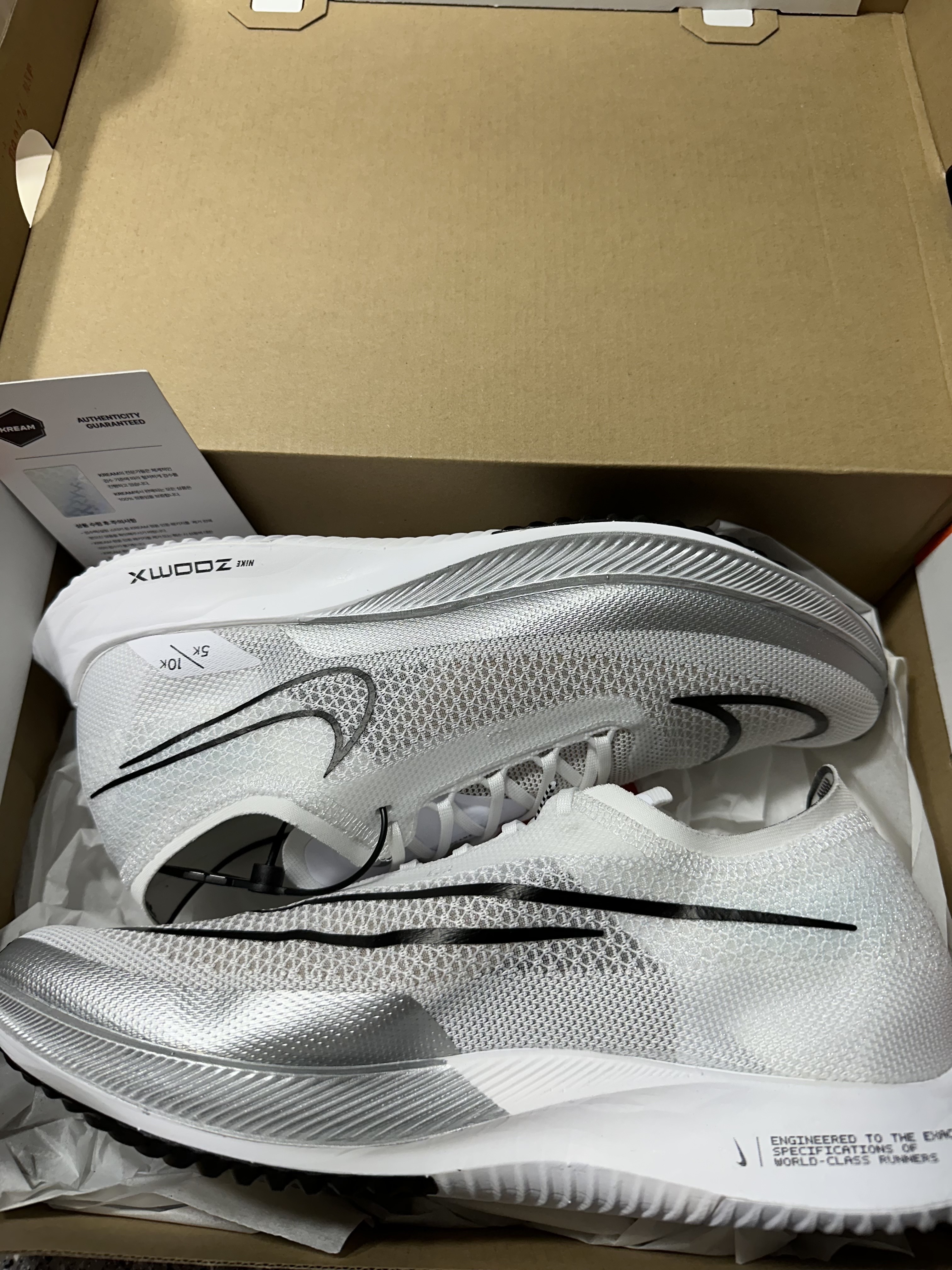 Nike ZoomX Streakfly White Metallic Silver 착용 스타일 - 4