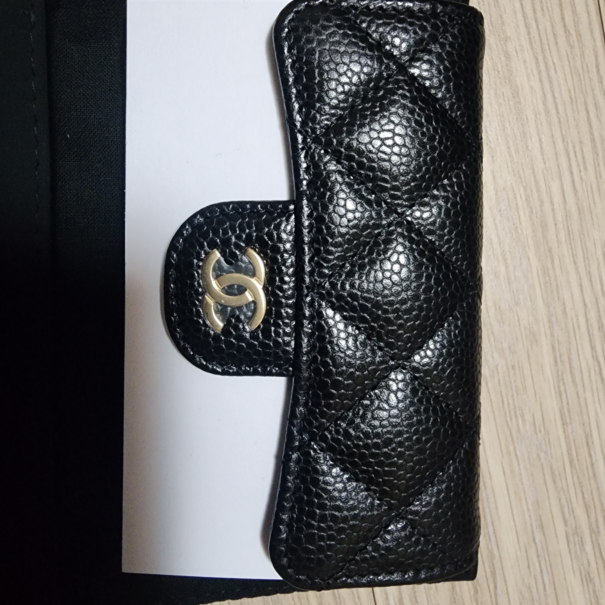 Chanel Classic Card Holder Grained Calfskin & Gold Black 착용 스타일 - 1