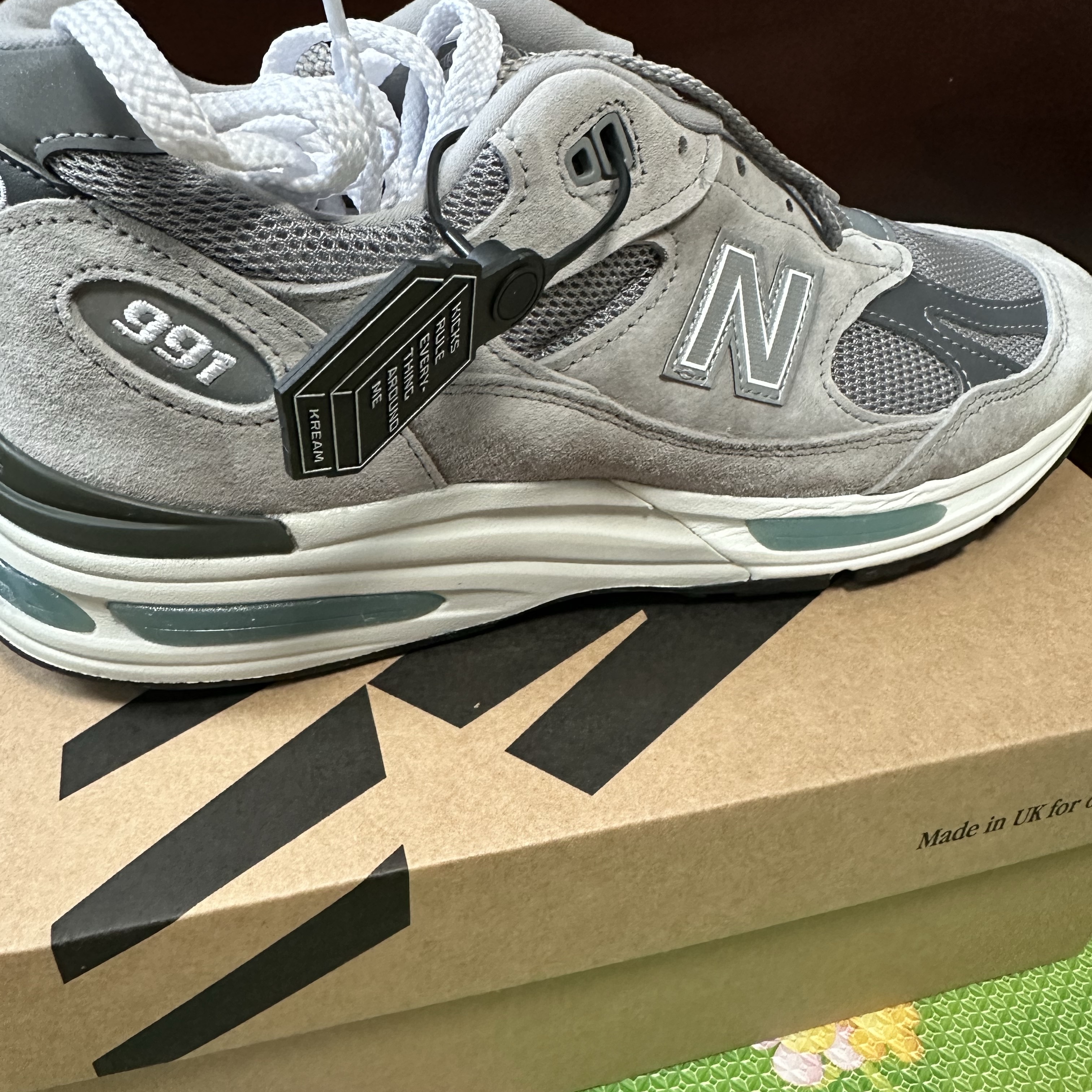 New Balance 991v2 Made in UK Rock Ridge Alloy Silver 착용 스타일