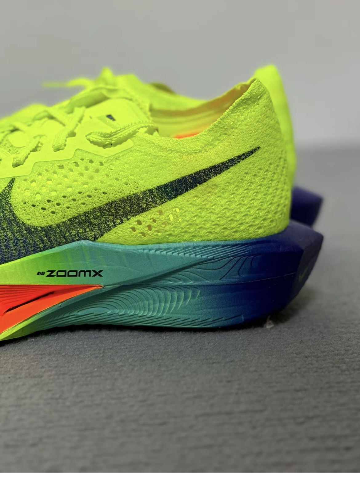 Nike ZoomX Vaporfly Next% 3 Volt Scream Green 착용 스타일 - 1