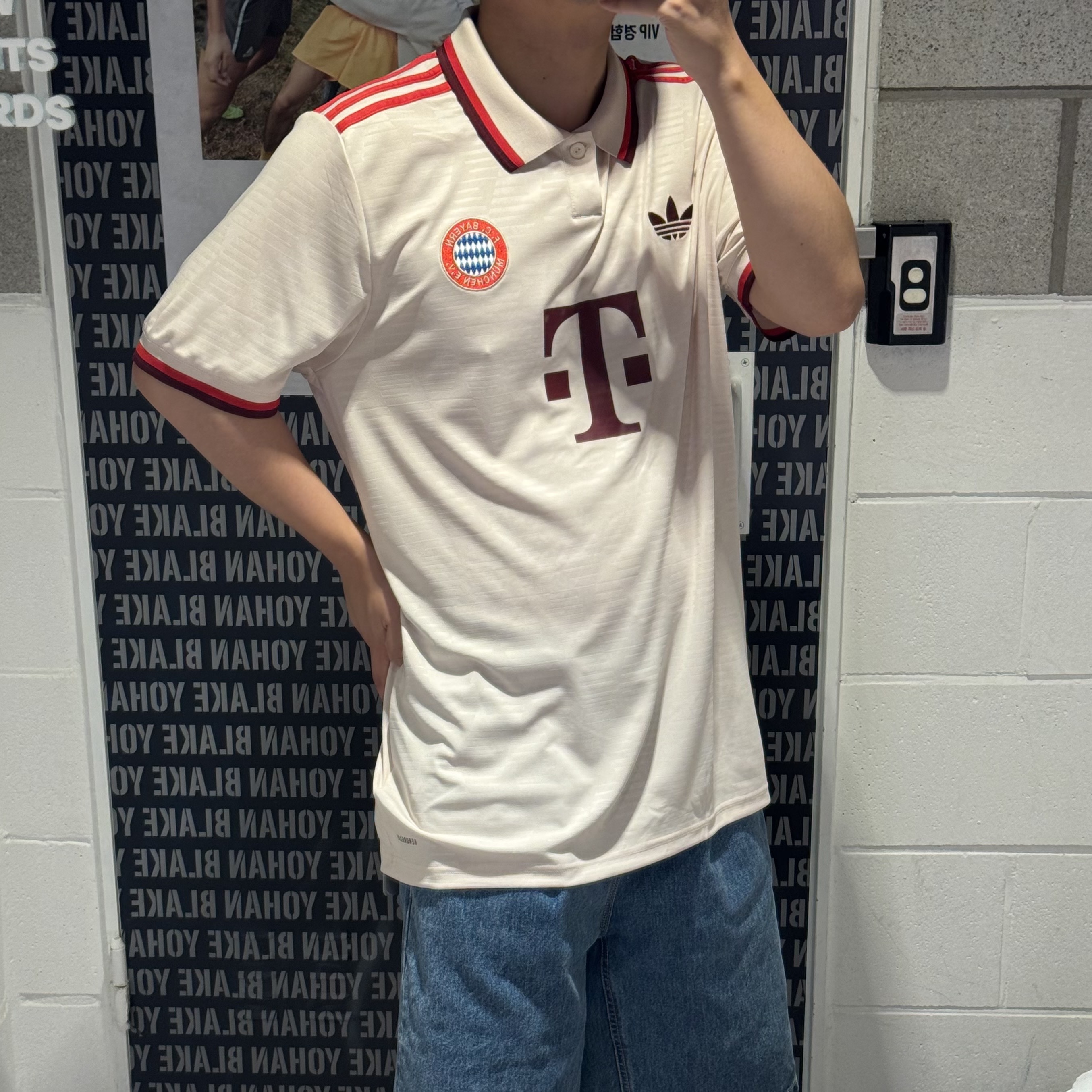 Adidas Manchester United 2024/25 Away Jersey Night Indigo - KR Sizing (Non Marking Ver.), Adidas Arsenal 2024/25 Home Jersey Better Scarlet White - KR Sizing (Non Marking Ver.) 착용 스타일 - 4