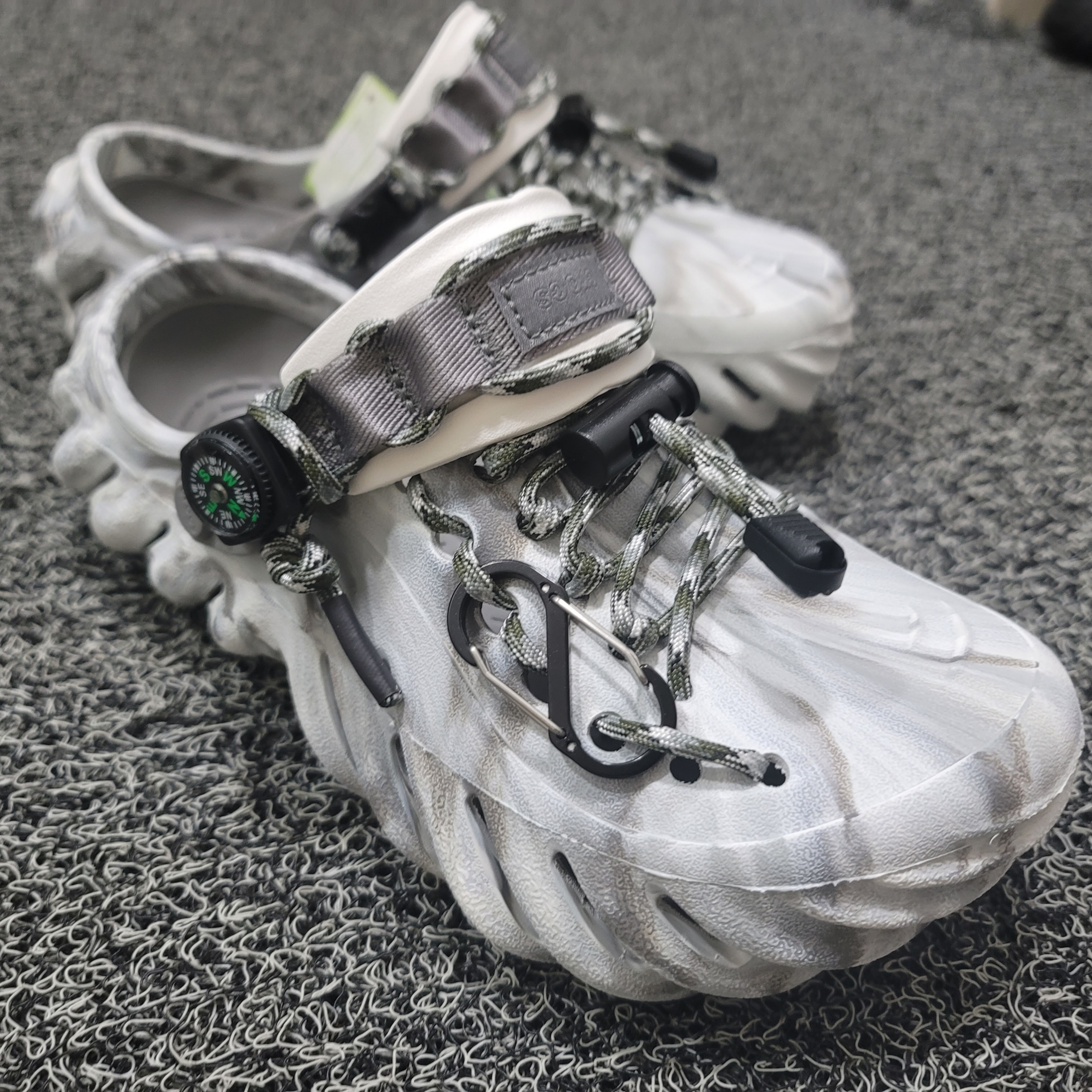Crocs Echo Marbled Clog Moonlight Multi 착용 스타일 - 5