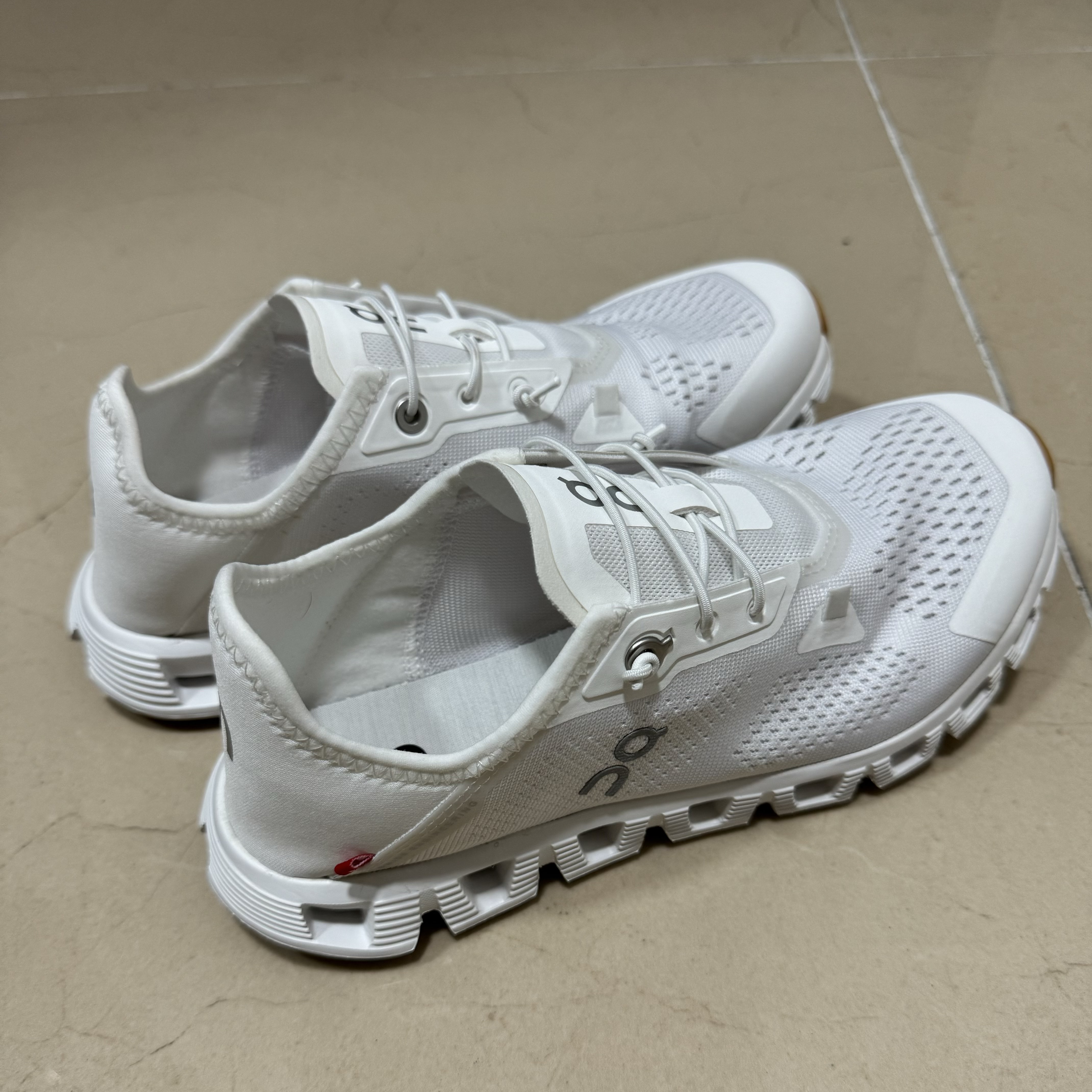 (W) On Running Cloud 5 Coast Undyed-White White 착용 스타일 - 1