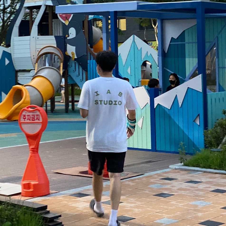 IAB Studio T-Shirt White Light Green 착용 스타일 - 2