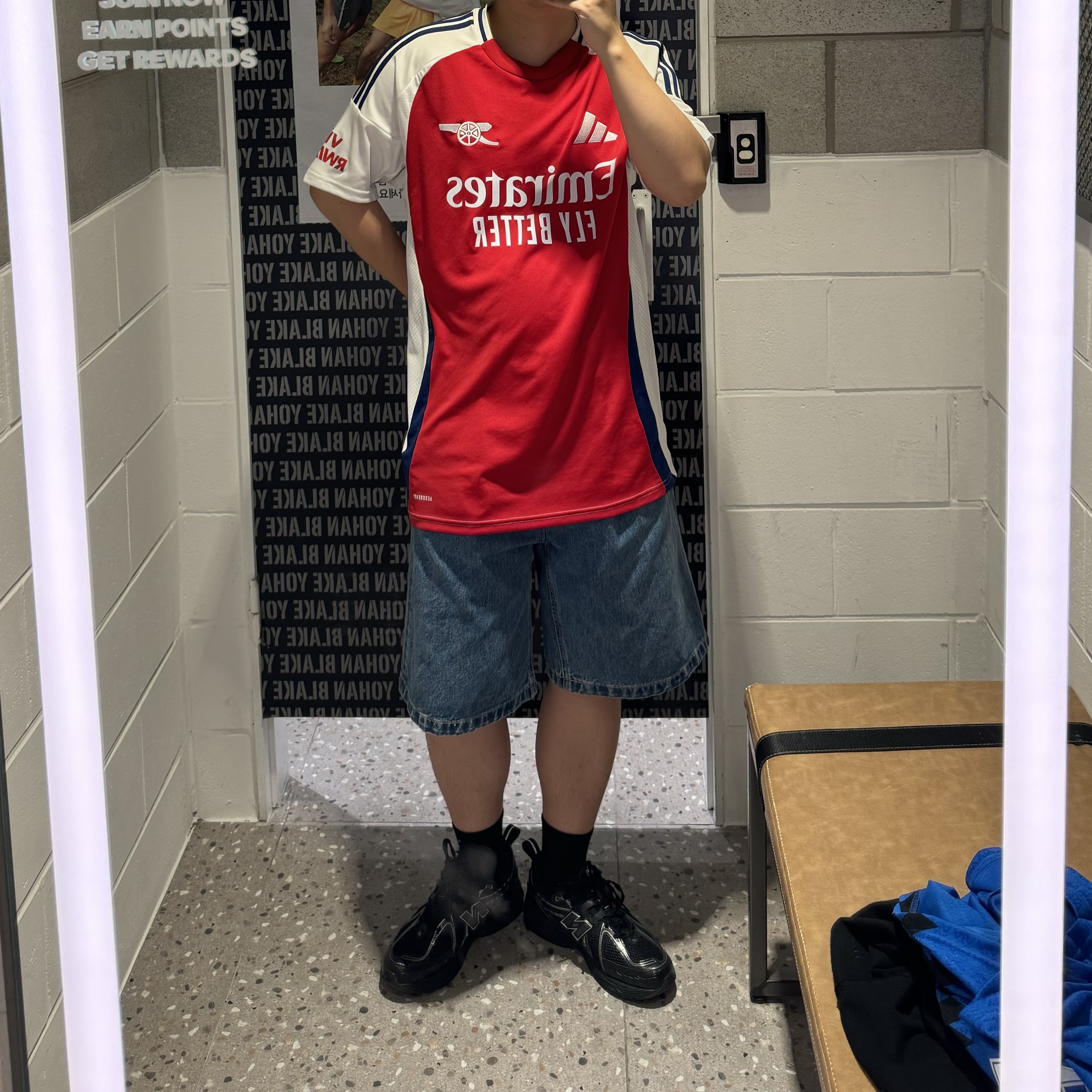 Adidas Manchester United 2024/25 Away Jersey Night Indigo - KR Sizing (Non Marking Ver.), Adidas Arsenal 2024/25 Home Jersey Better Scarlet White - KR Sizing (Non Marking Ver.) 착용 스타일 - 3