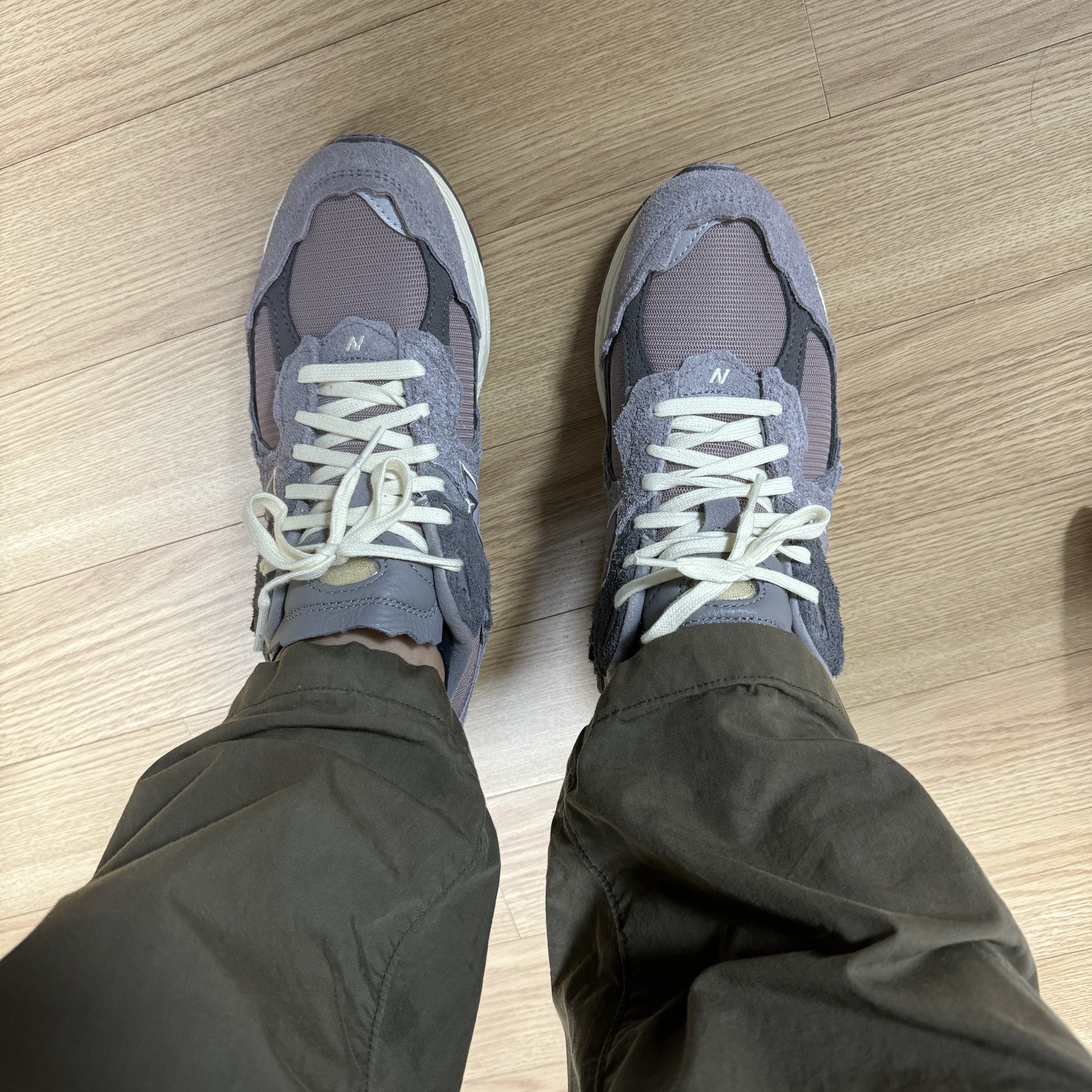 New Balance 2002R Protection Pack Zinc Eiffel Tower 착용 스타일 - 4