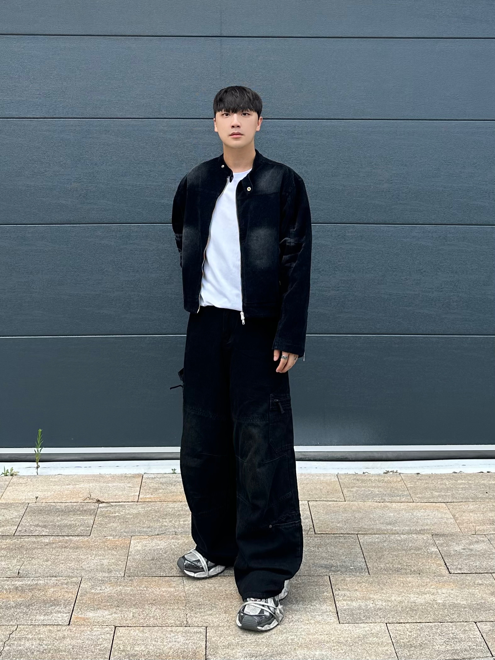 Balenciaga Cargo Sneakers White Grey 착용 스타일 - 1