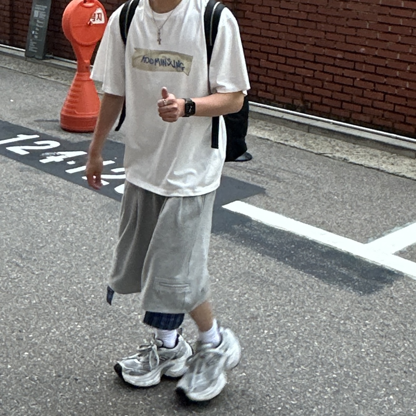 Hansroom Chrome Hearts One Ball Tiny Cross Charm, Balenciaga 10XL Sneakers White Grey Silver Black 착용 스타일 - 1
