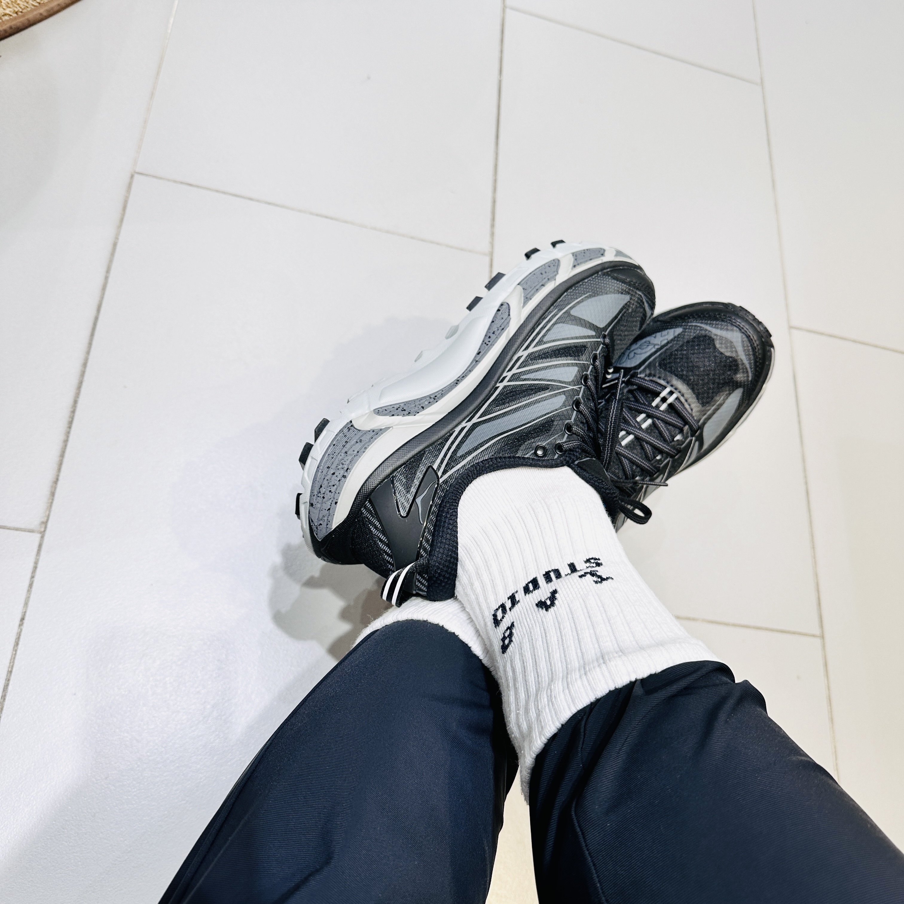 Hoka Mafate Speed 2 Black Castlerock, IAB Studio Socks White (5 Pack) 착용 스타일 - 3