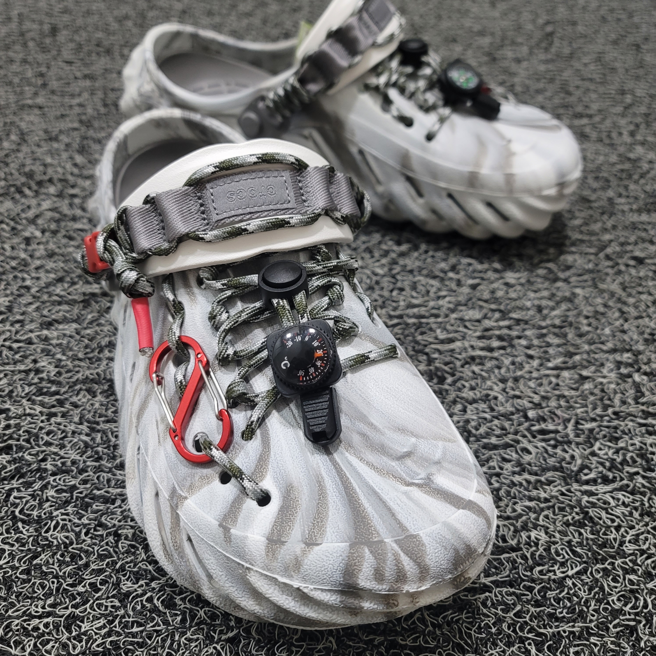 Crocs Echo Marbled Clog Moonlight Multi 착용 스타일 - 1