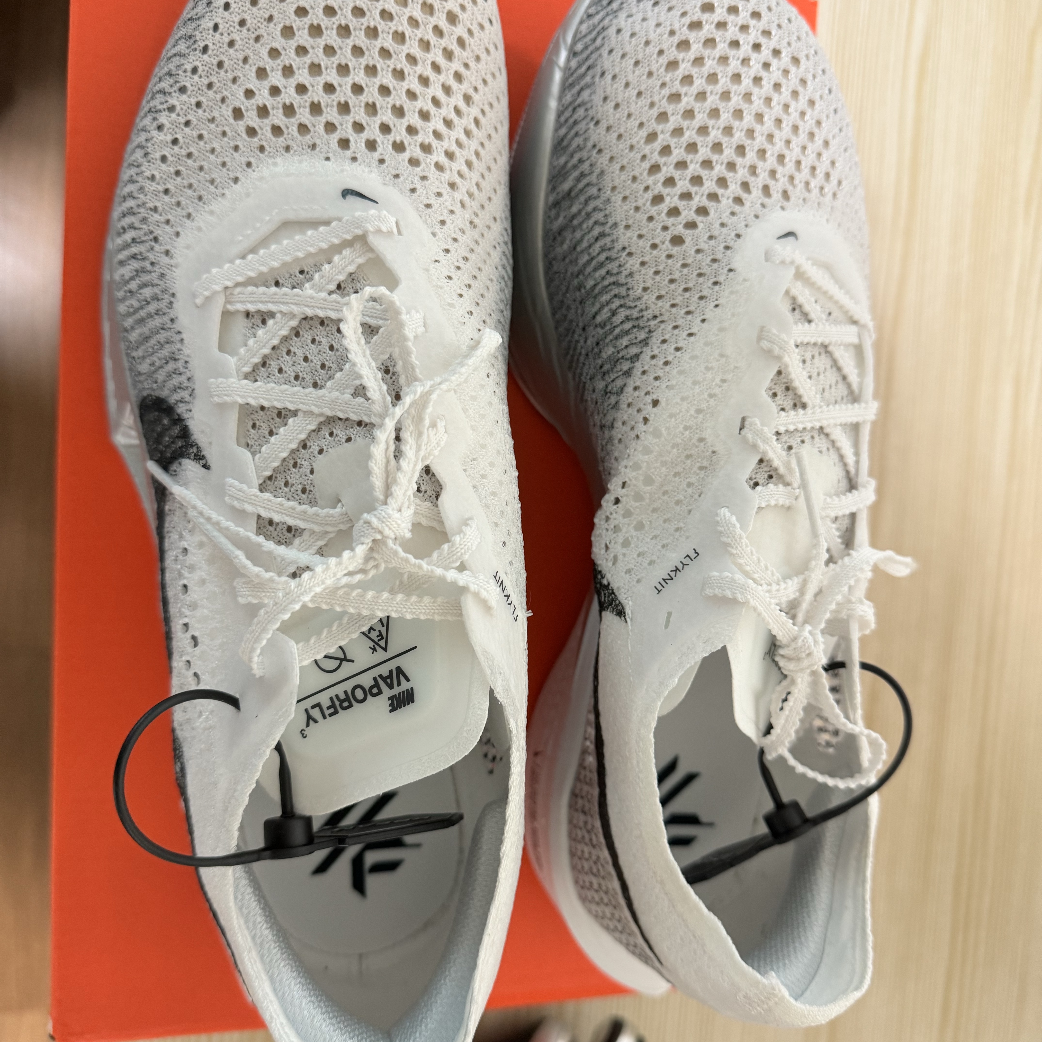 Nike ZoomX Vaporfly Next% 3 White Grey 착용 스타일 - 3