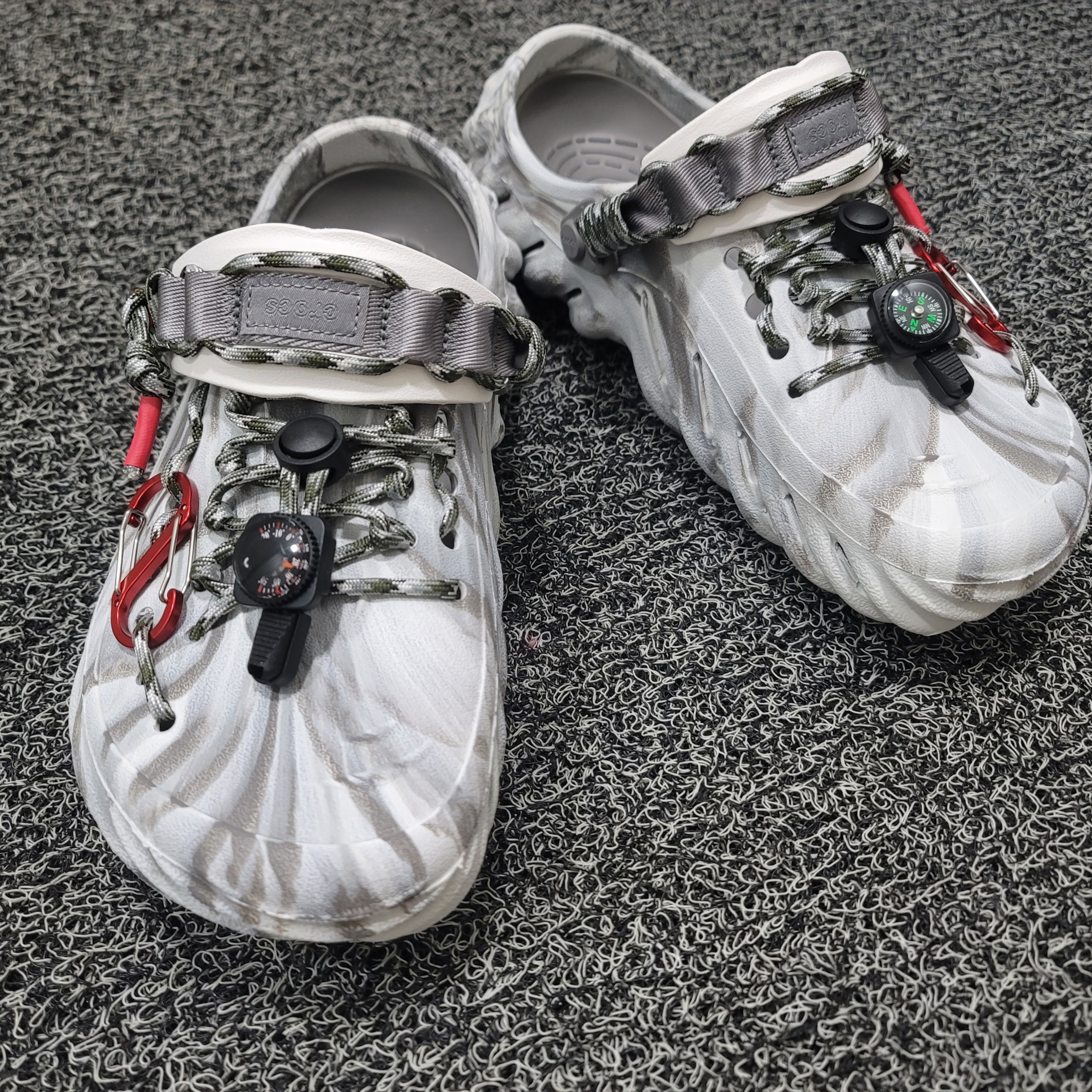Crocs Echo Marbled Clog Moonlight Multi 착용 스타일 - 2