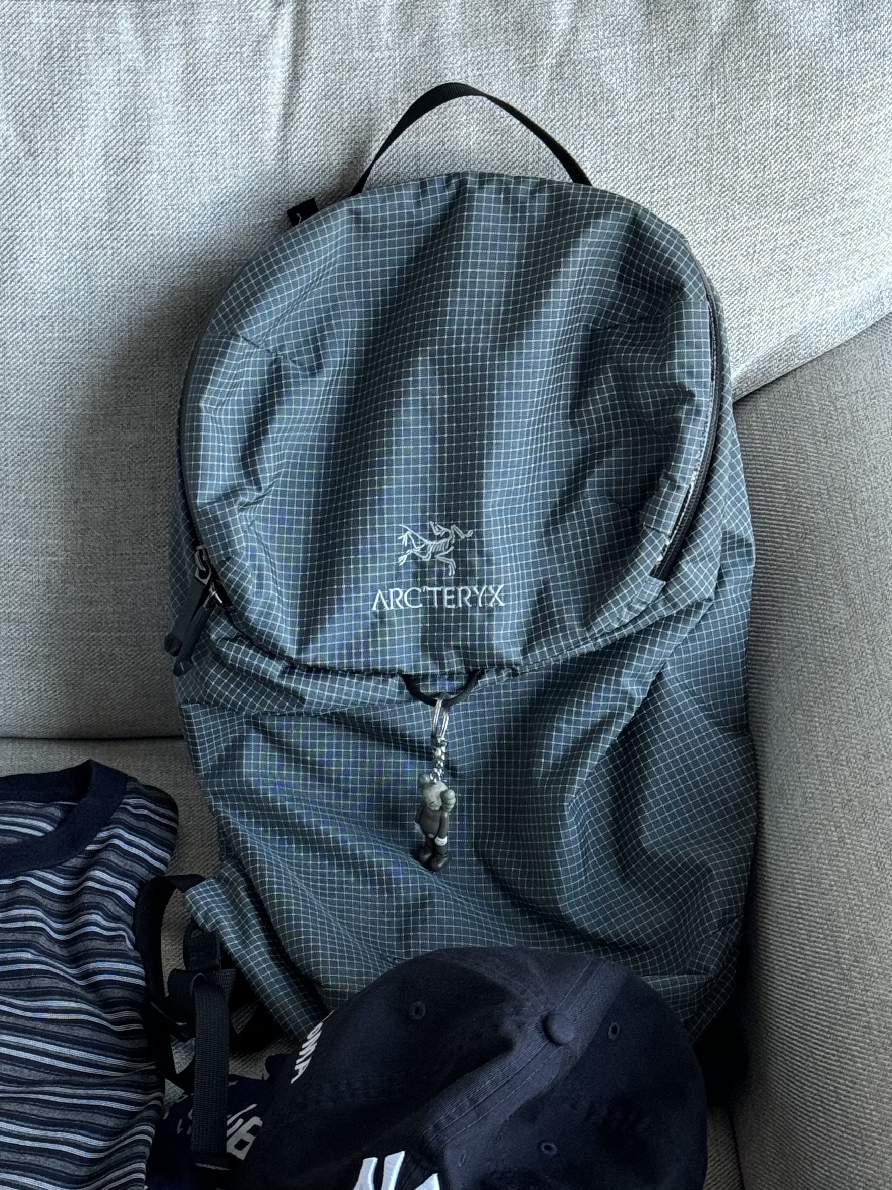 Adidas Gazelle Triple Black, Arc'teryx Konseal 15 Backpack Neptune 착용 스타일 - 5