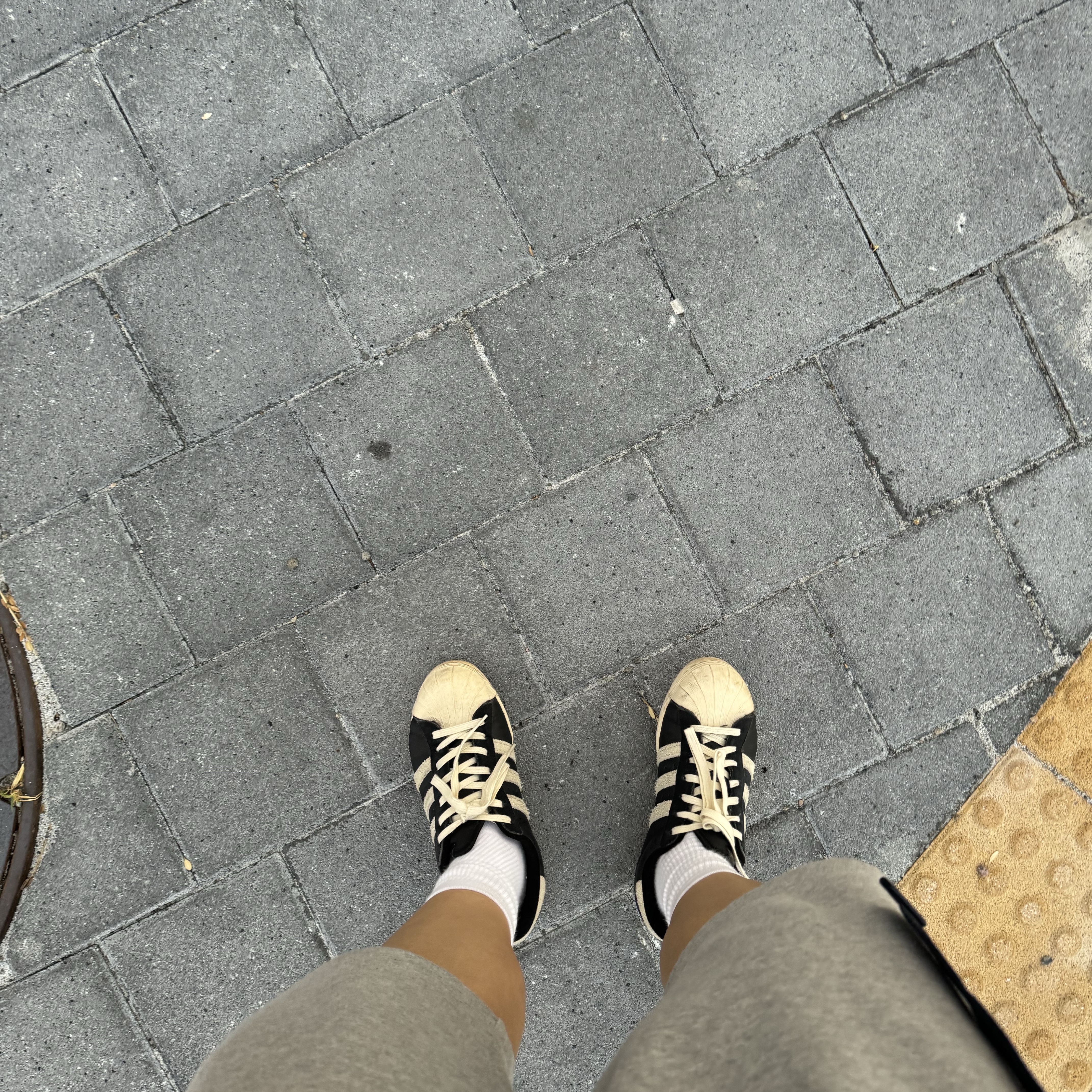 Adidas Superstar 82 Black White 착용 스타일