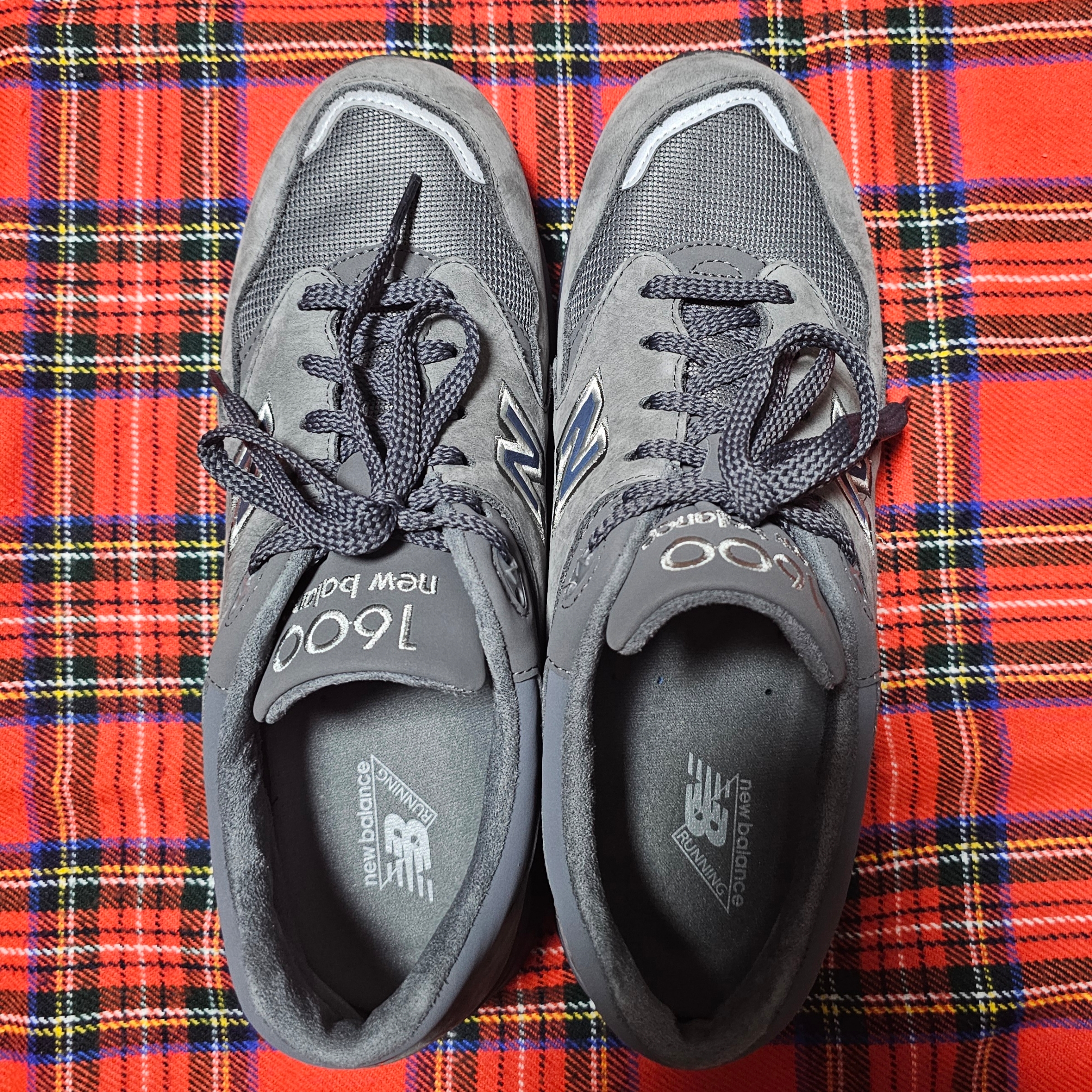 New Balance 1600 Dark Grey 착용 스타일