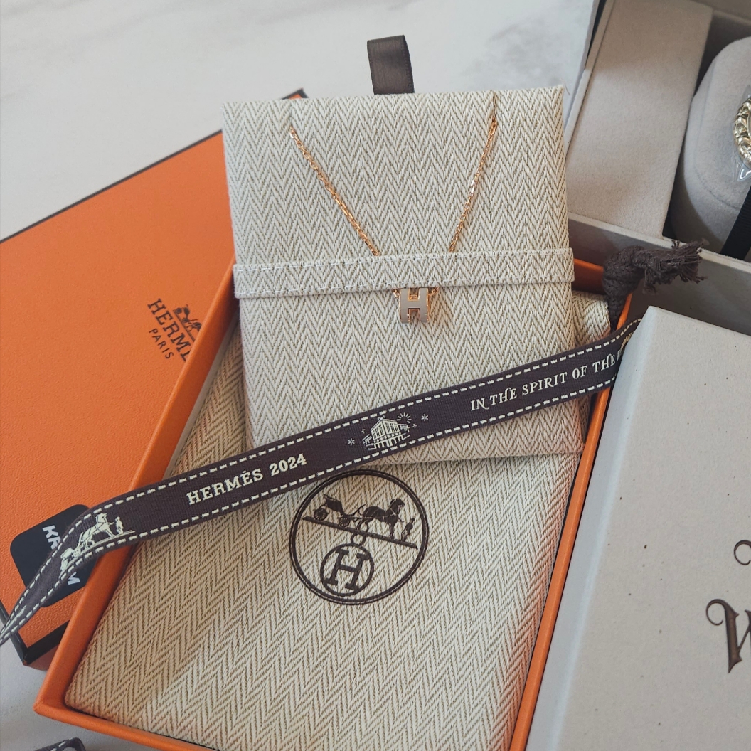 (W) Hermes Mini Pop H Pendant Rose Gold & Marron Glace 착용 스타일