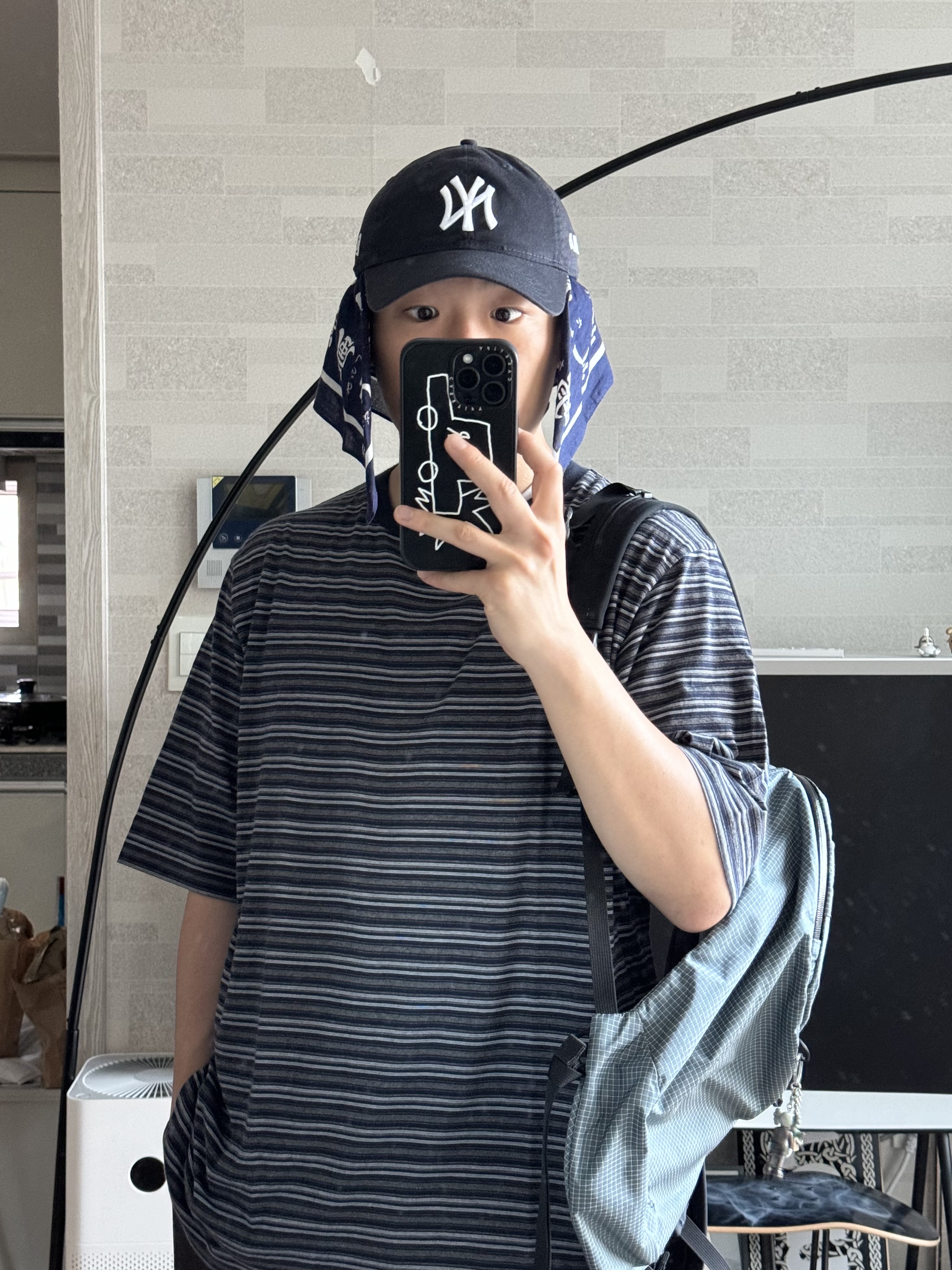 Adidas Gazelle Triple Black, Arc'teryx Konseal 15 Backpack Neptune 착용 스타일 - 3