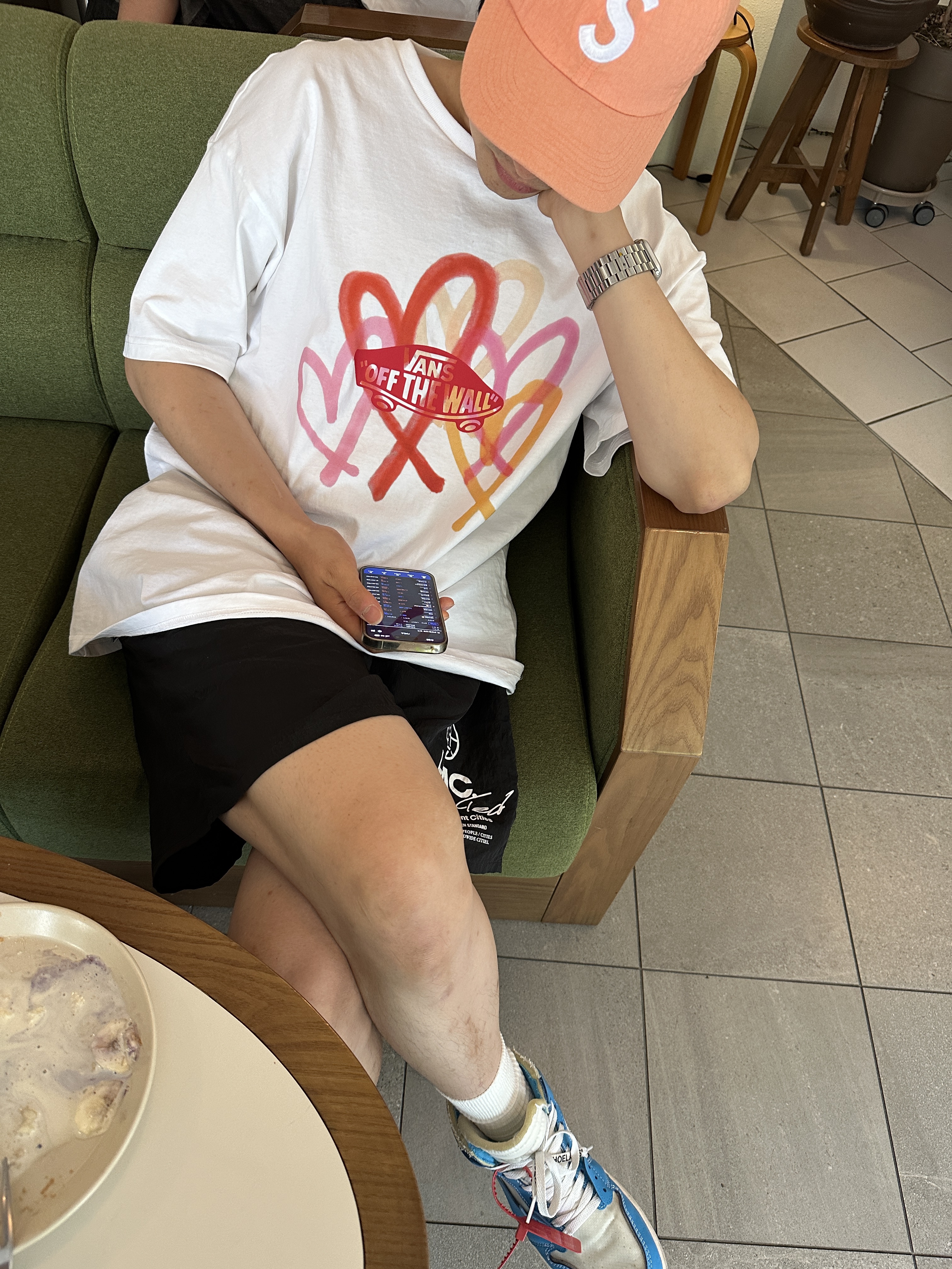 Vans x The Museum Visitor Big Heart GFX T-Shirt White, Jordan 1 x Off-White Retro High University Blue 착용 스타일