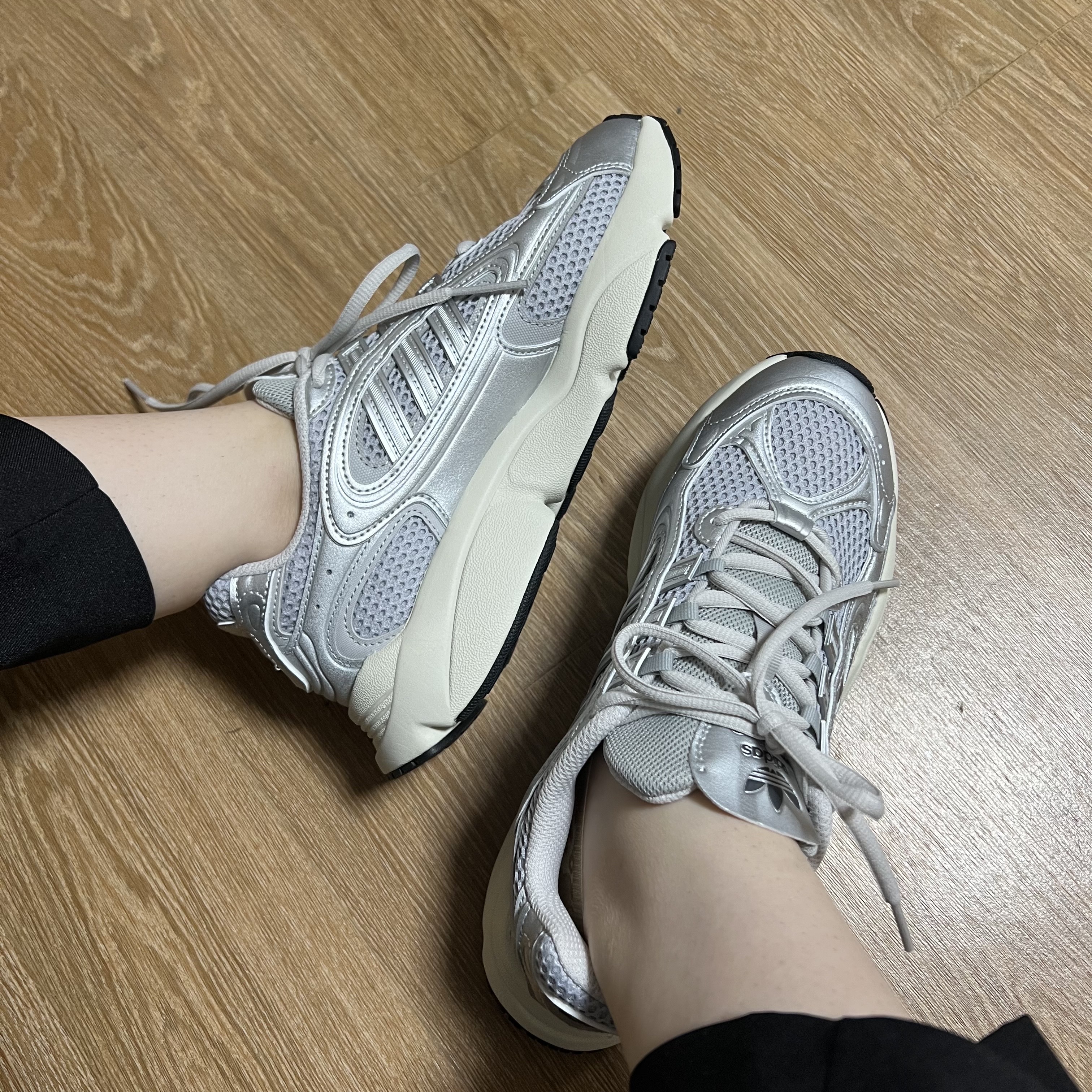 Adidas Ozmillen Core Black Grey Two 착용 스타일
