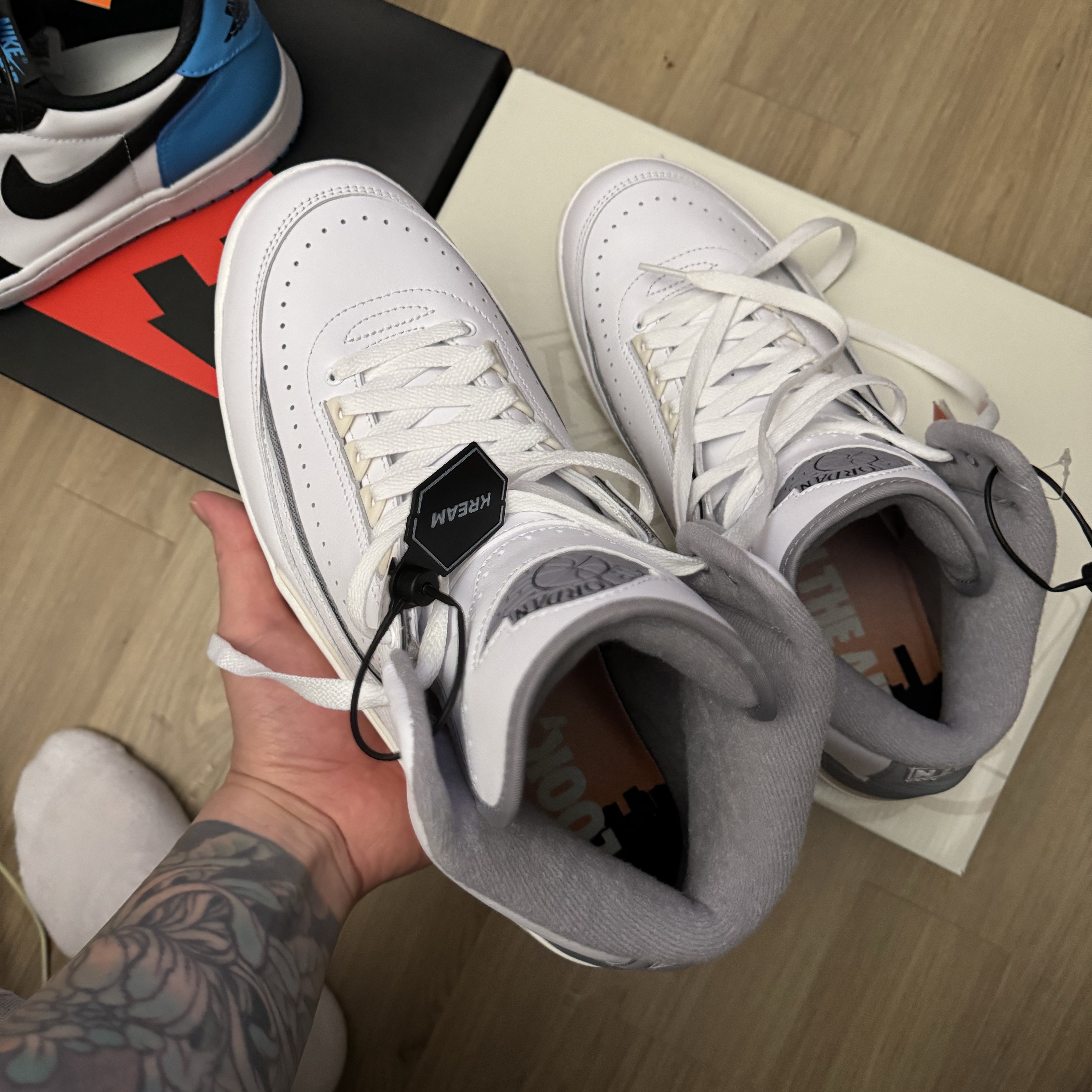 Jordan 2 Retro White and Cement Grey, Jordan 1 Retro Low OG Black and Dark Powder Blue 착용 스타일 - 1
