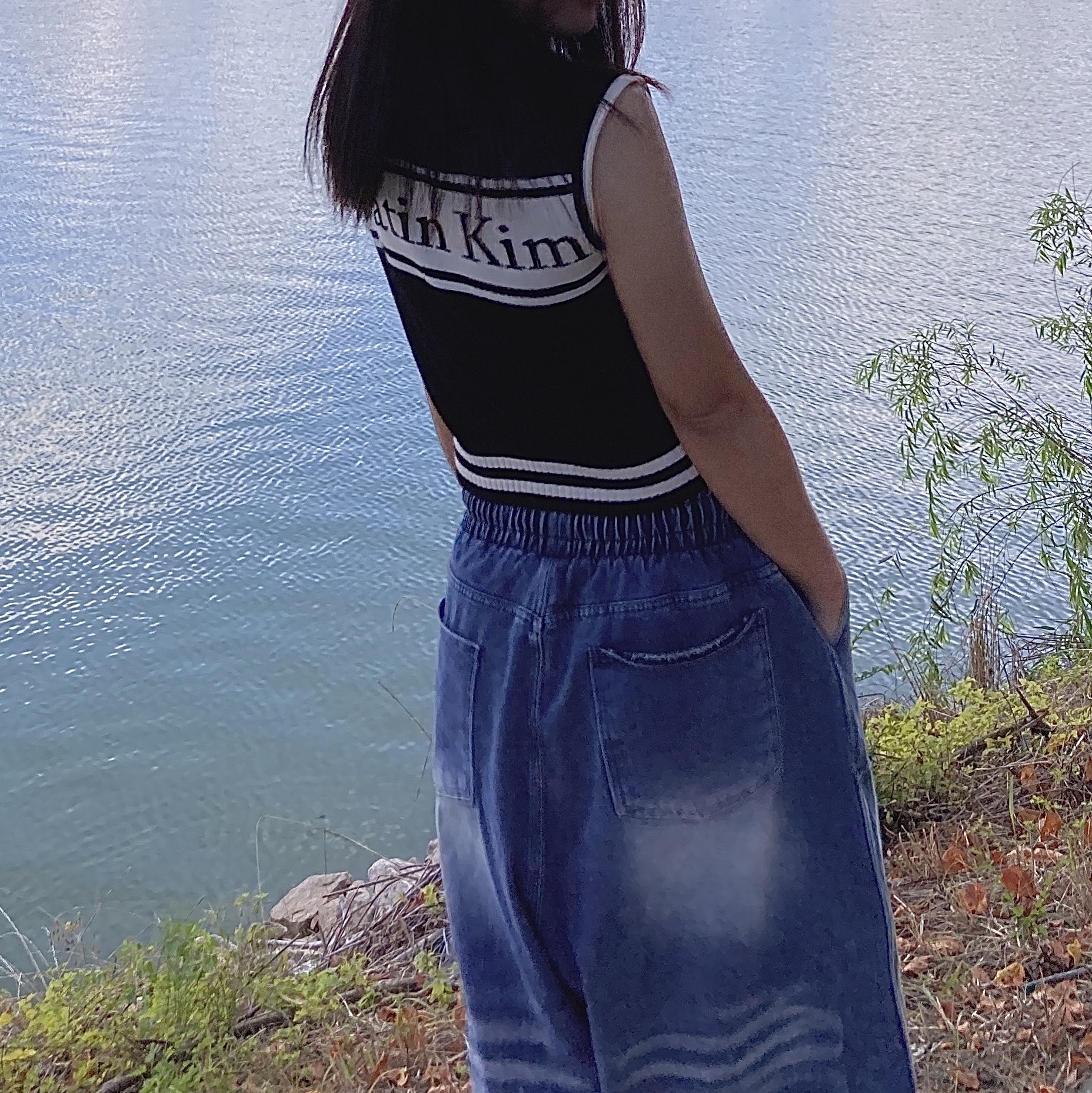 (W) Matin Kim Spell Point Stripe Knit Vest Black 착용 스타일 - 1