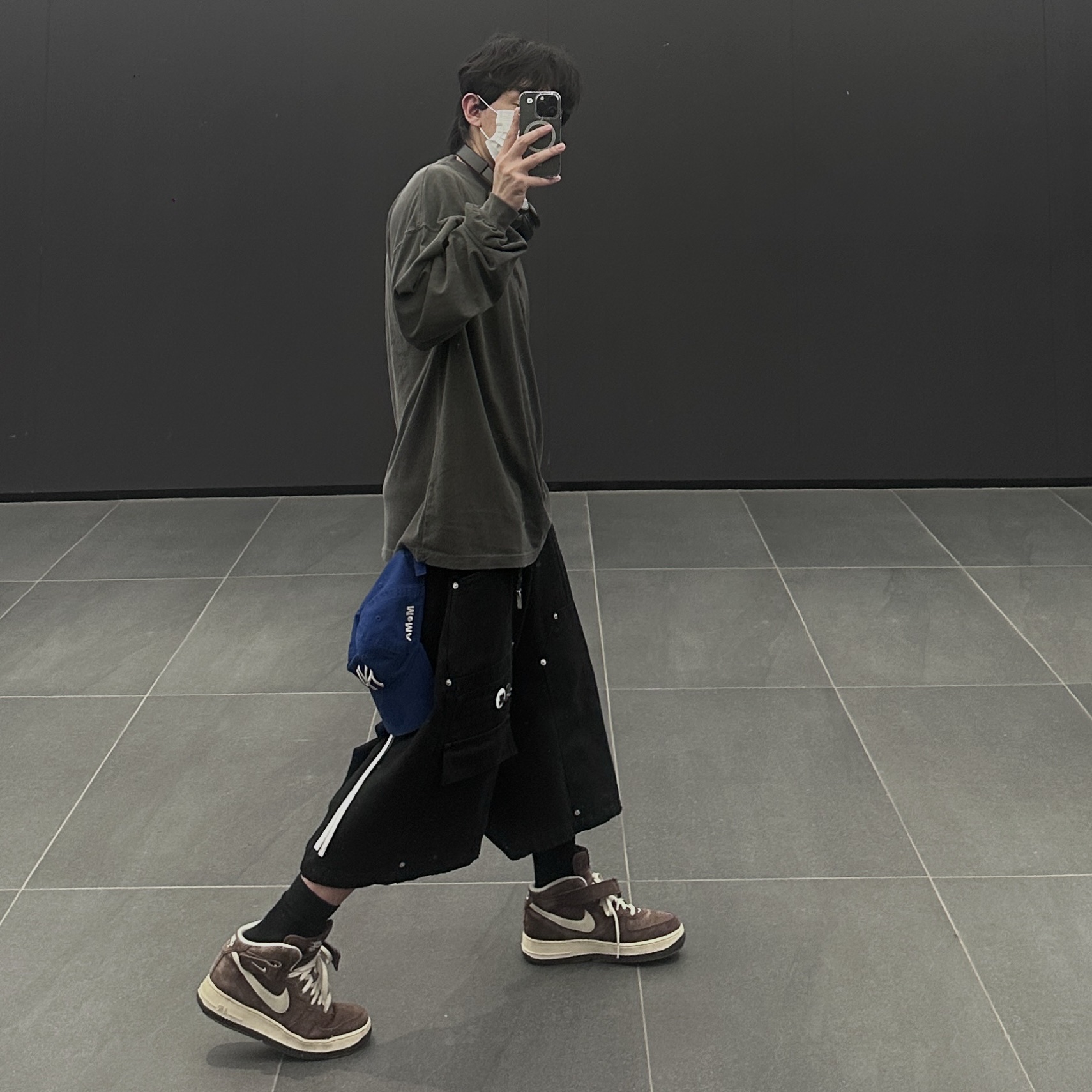 Nos Couleurs x Koin Rivet Carpenter Shorts Black, New Era x MoMA New York Yankees Cap Bright Royal 착용 스타일 - 2