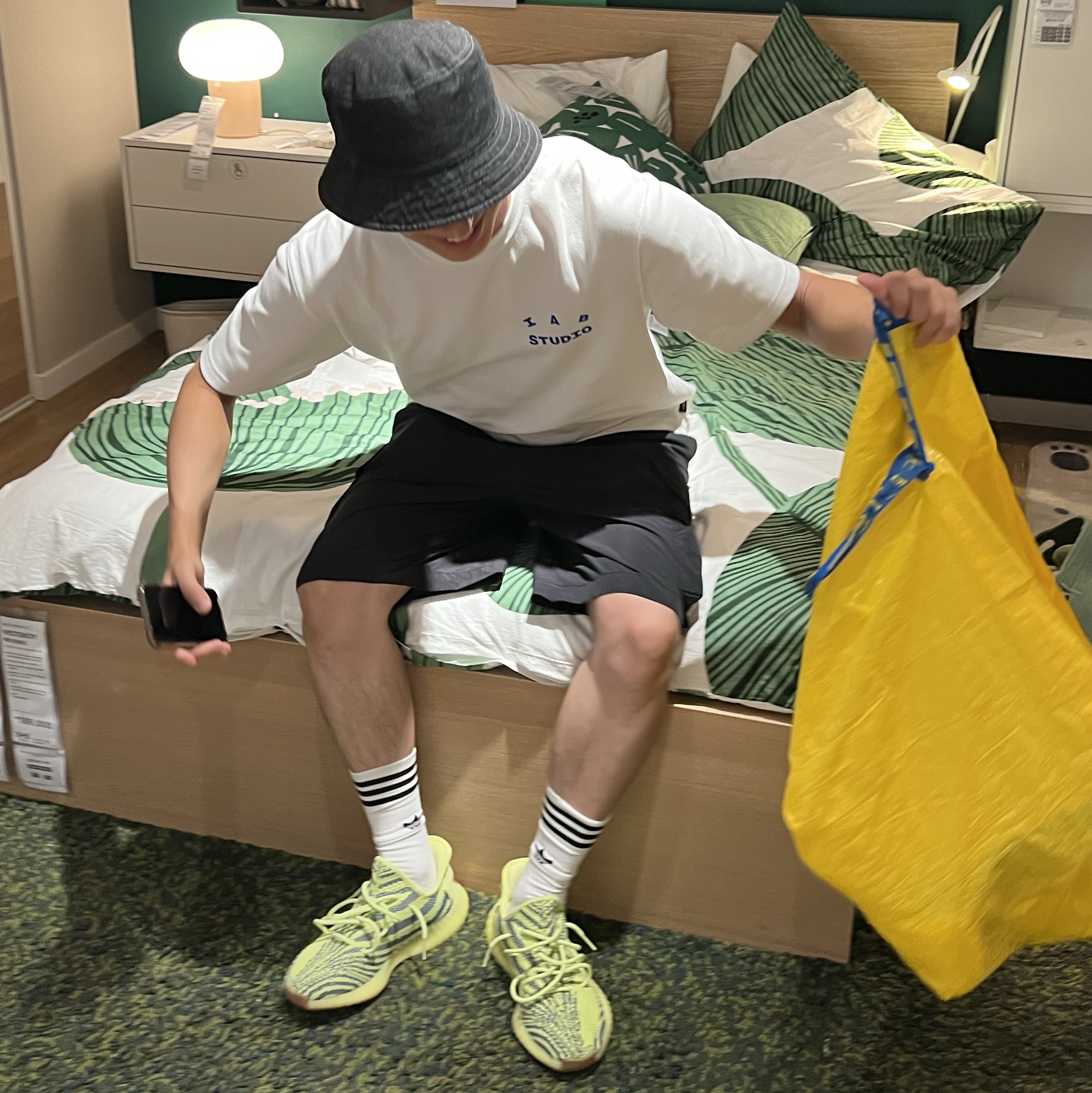 IAB Studio 10th Anniversary T-Shirt White, Adidas Yeezy Boost 350 V2 Semi Frozen Yellow 착용 스타일 - 1
