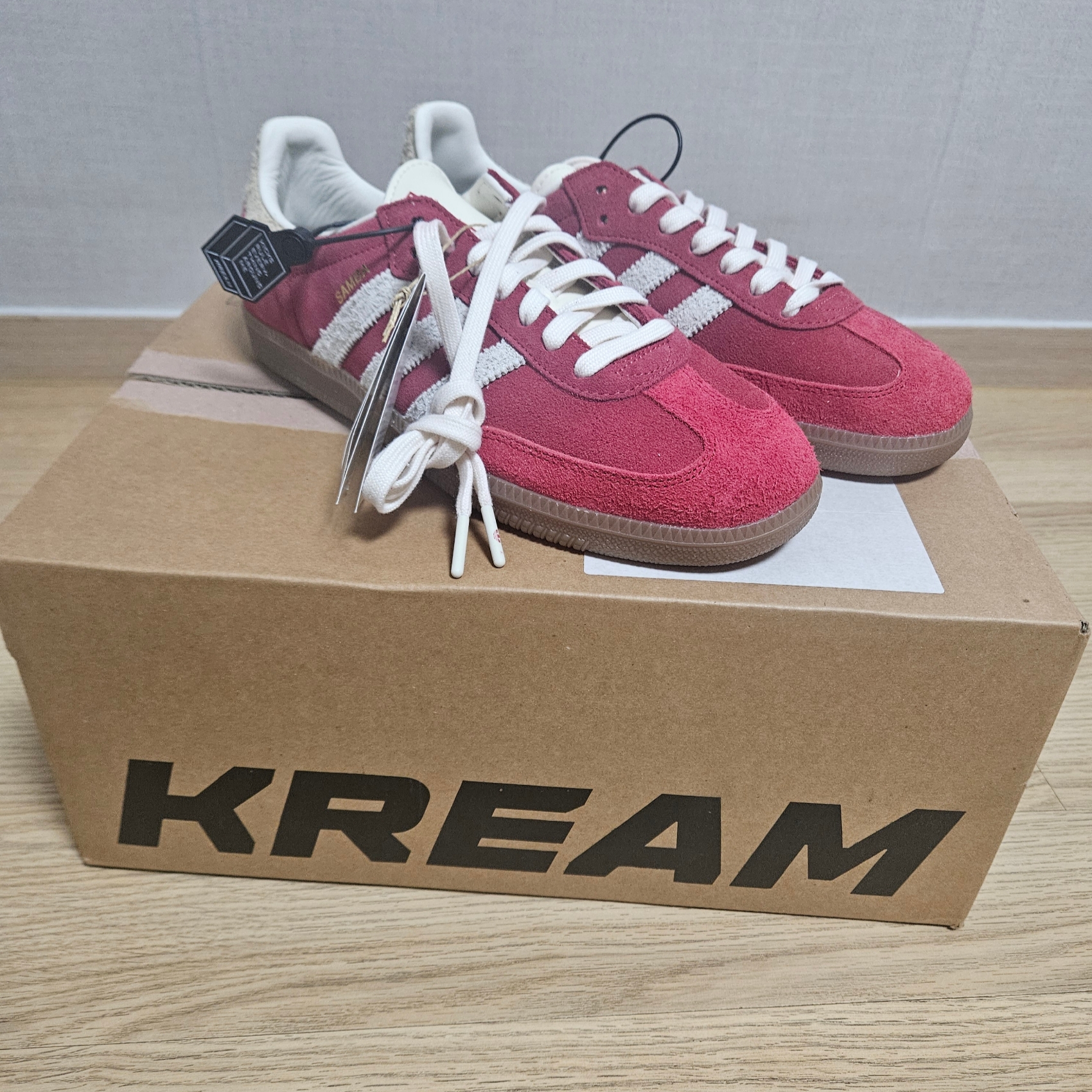 Adidas Samba OG Tal Better Scarlet Off White 착용 스타일 - 2