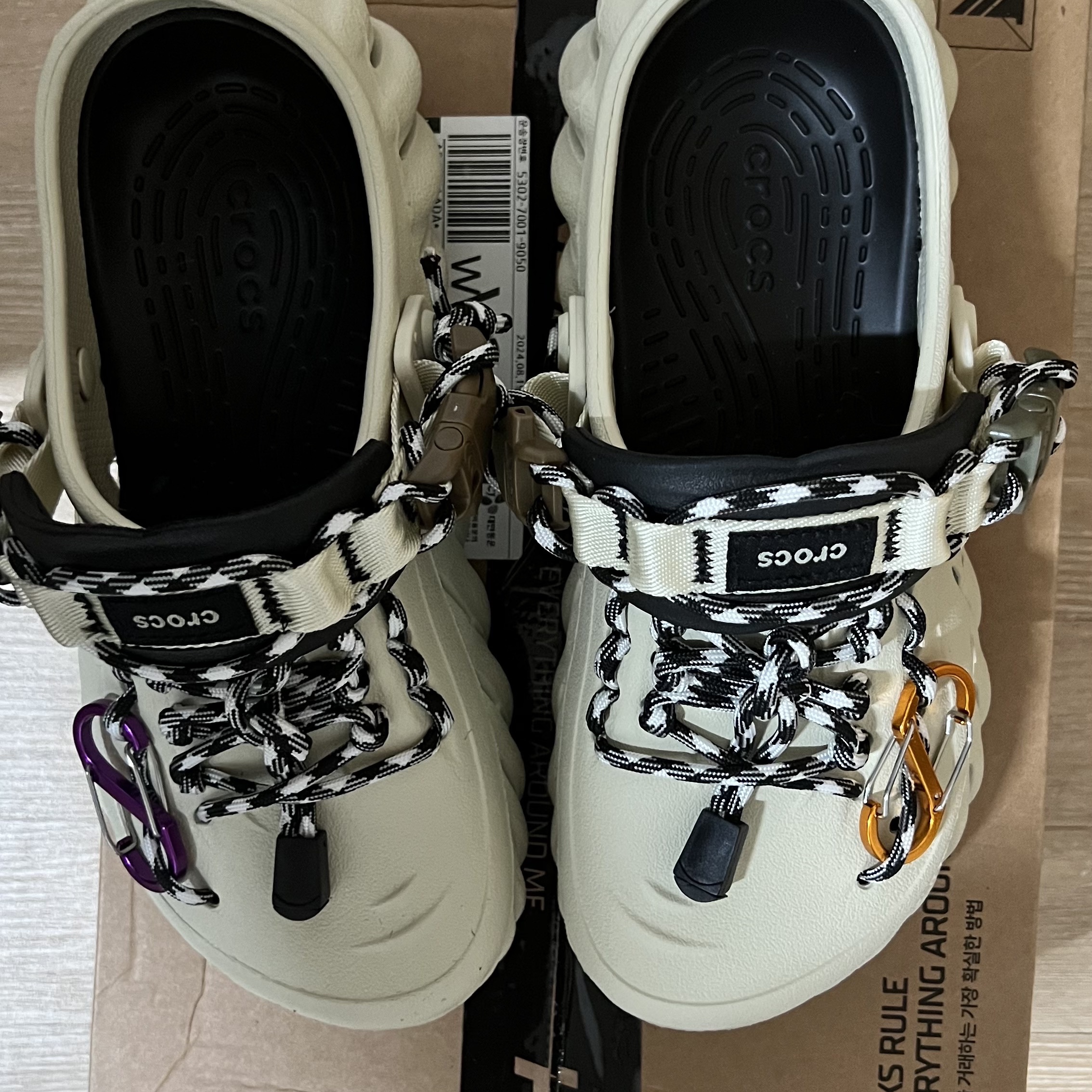 Crocs Echo Clog Bone Black 착용 스타일 - 3