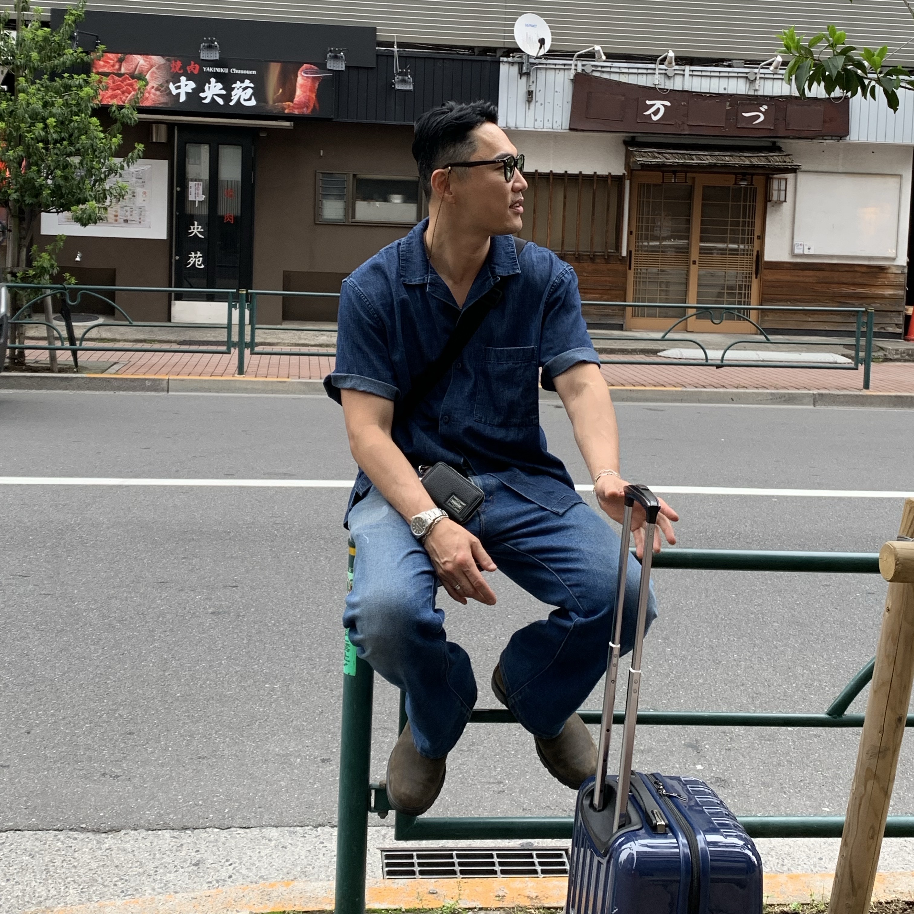 BLUNDSTONE Classics 585 Chelsea Boots Rustic Brown, Porter Calm Coin Case Black 착용 스타일 - 3