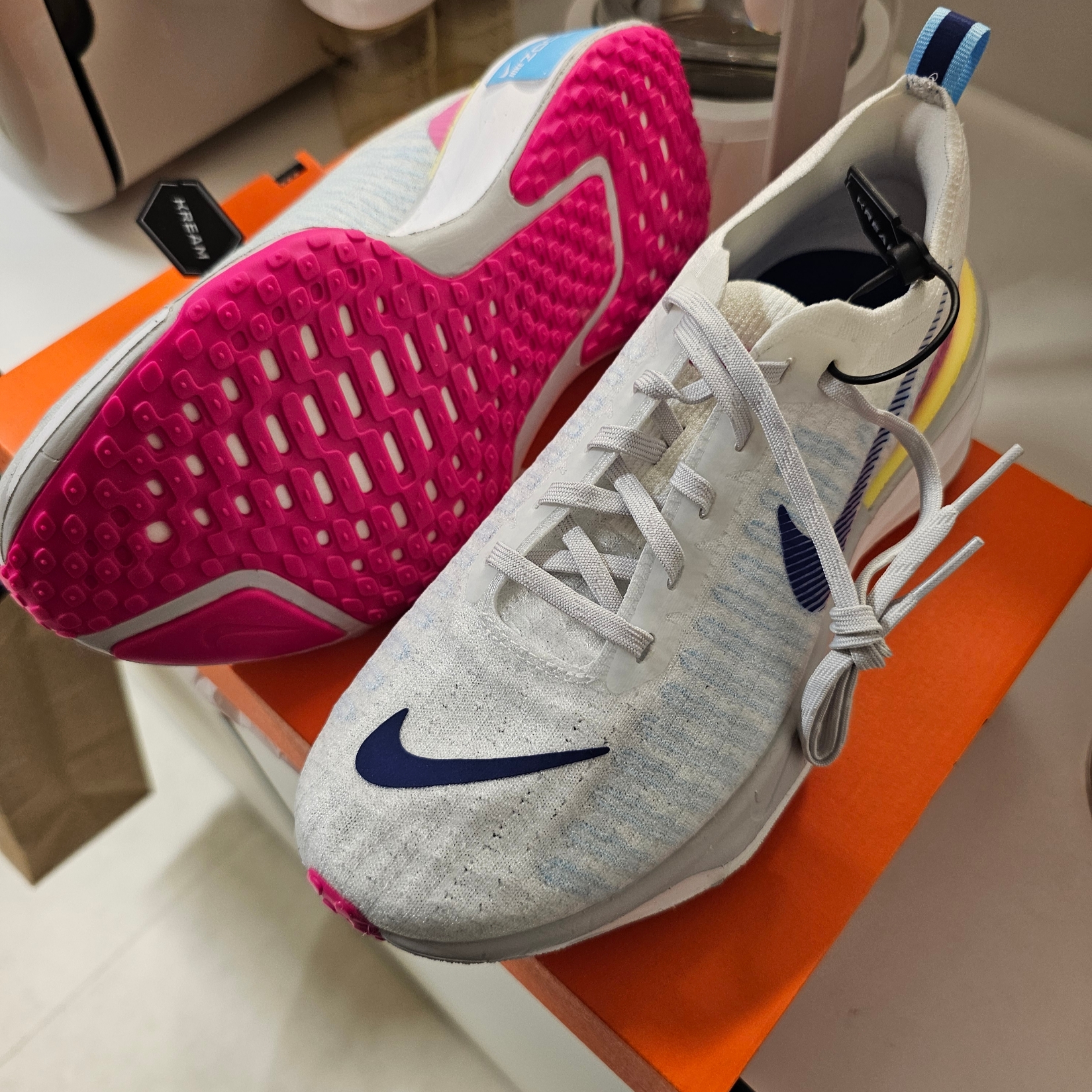 Nike ZoomX Invincible Run Flyknit 3 Fierce Pink Deep Royal Blue 착용 스타일 - 1