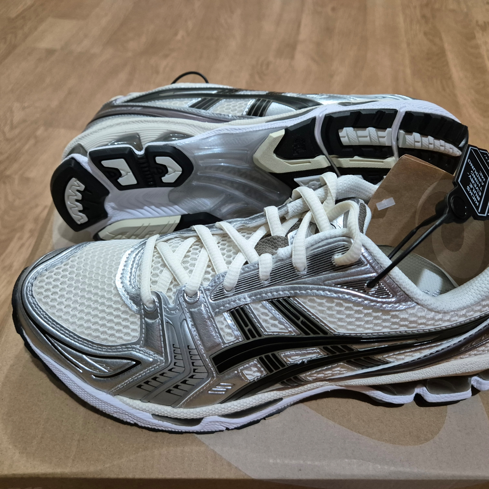 Asics Gel-Kayano 14 Cream Black 착용 스타일