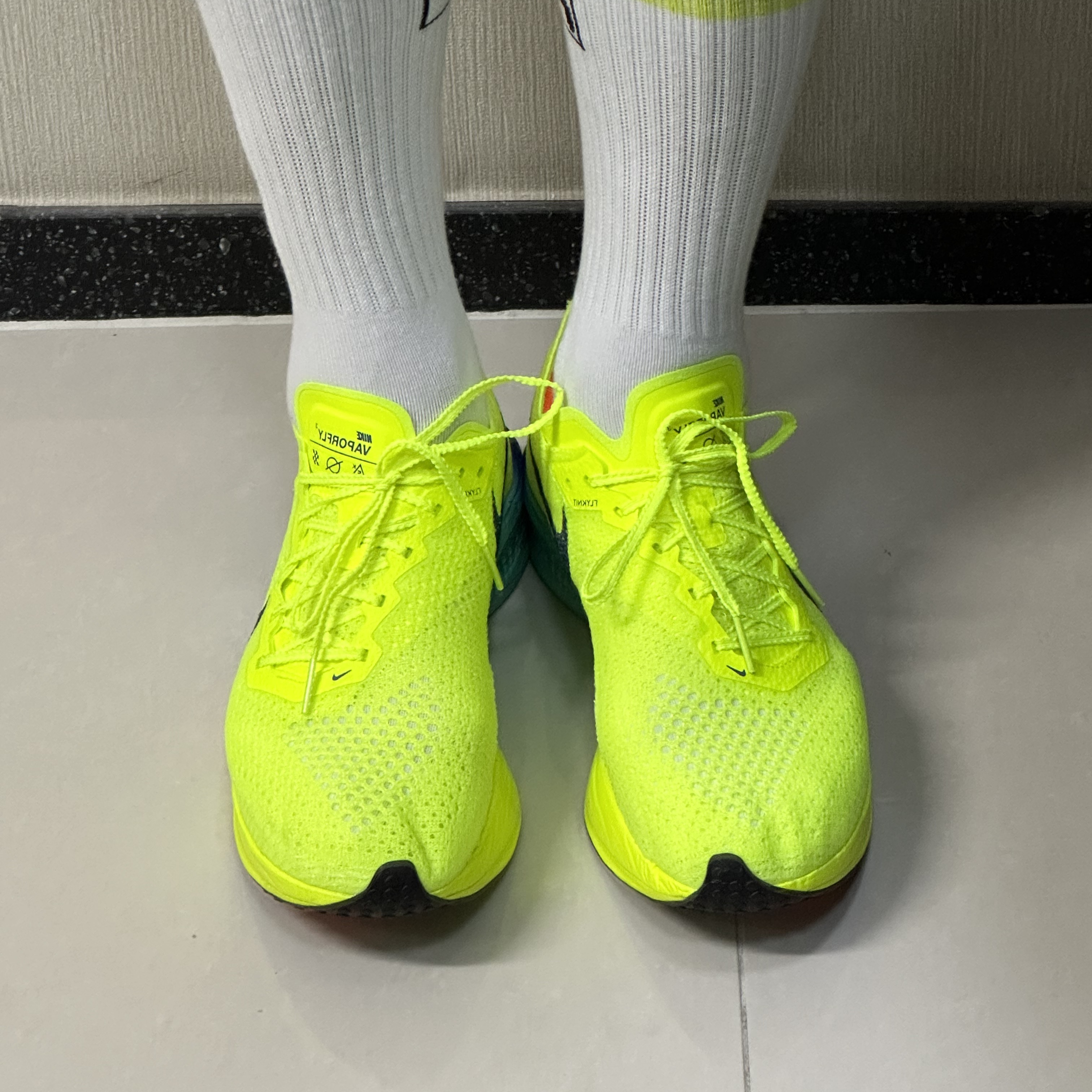 Nike ZoomX Vaporfly Next% 3 Volt Scream Green 착용 스타일 - 2