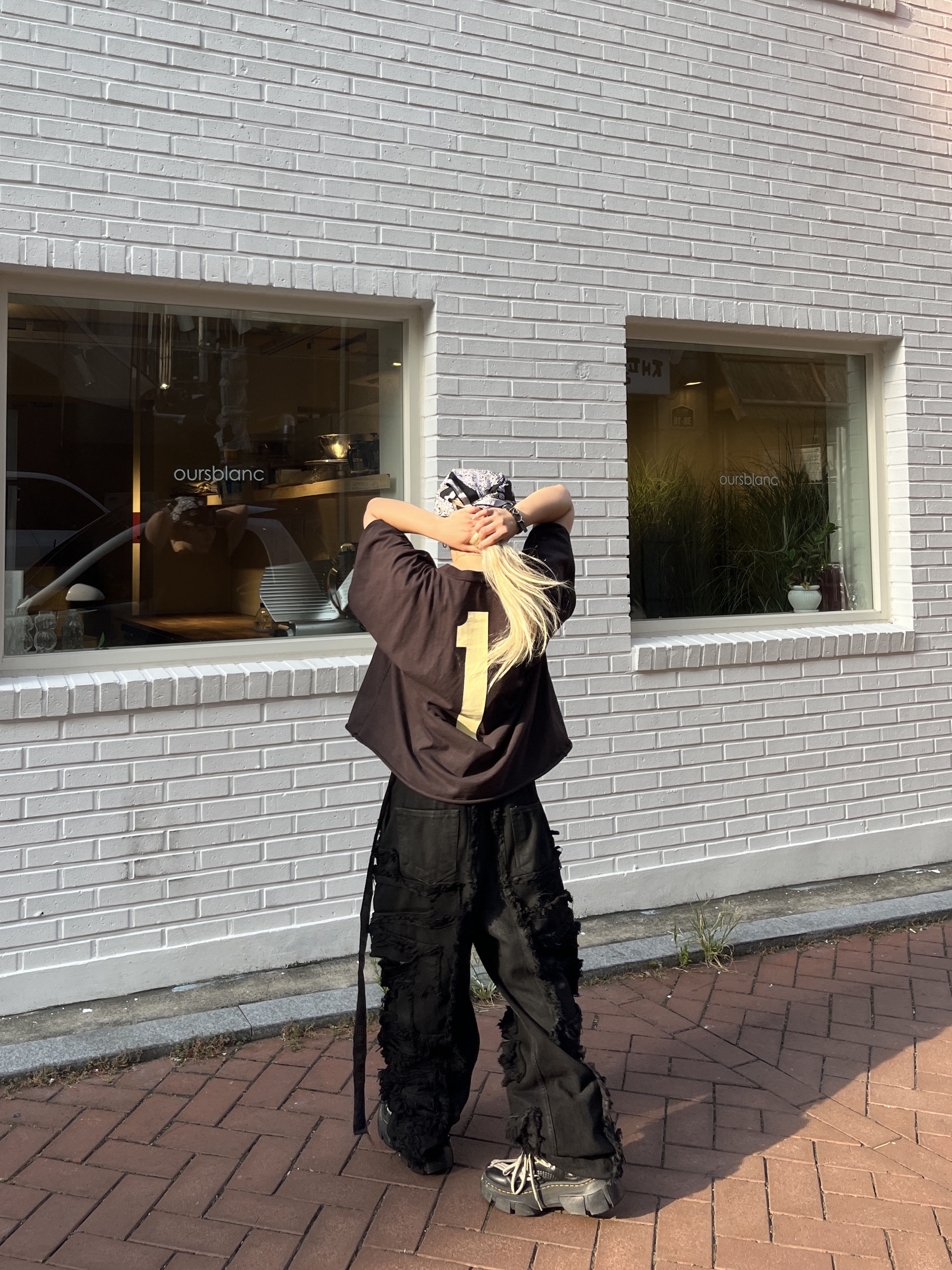 Yeezy One Box T-Shirt Black, Dr. Martens x Rick Owens 1460 DMXL Megalace Black 착용 스타일 - 1