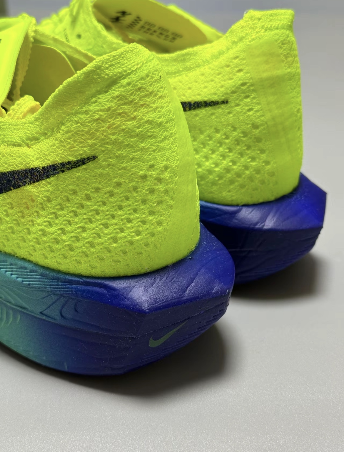 Nike ZoomX Vaporfly Next% 3 Volt Scream Green 착용 스타일 - 2
