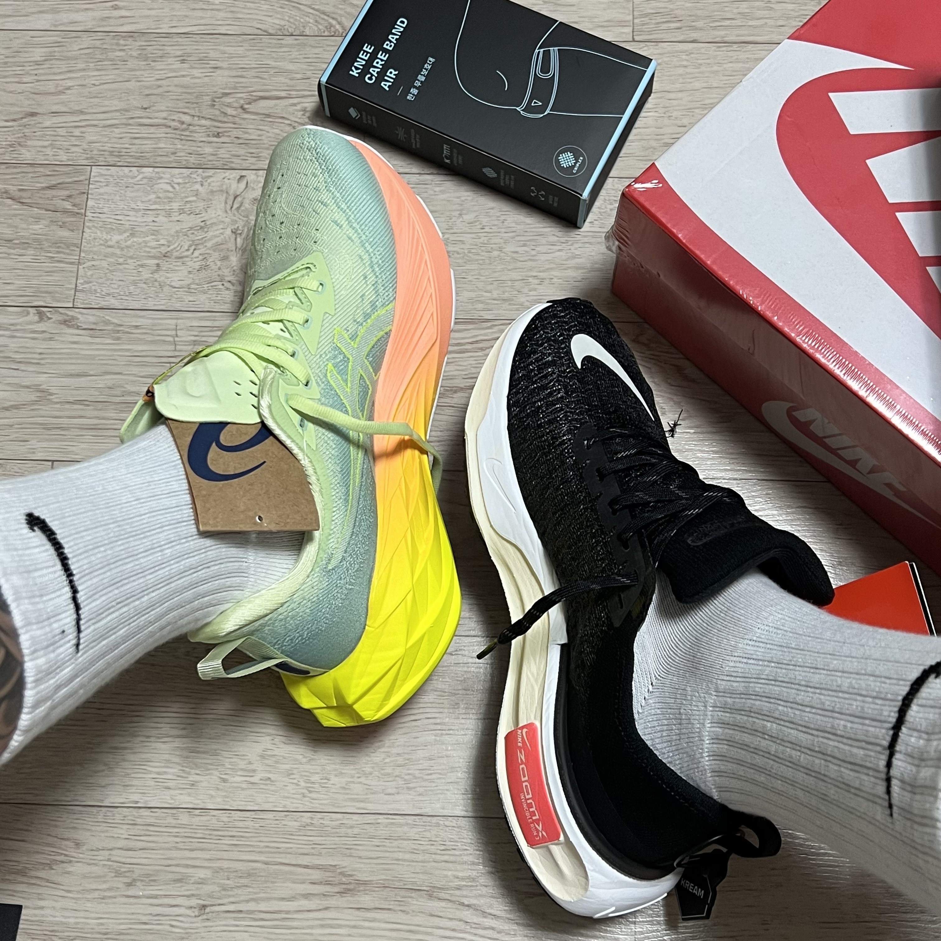 Asics Novablast 4 Cool Matcha Safety Yellow, Nike ZoomX Invincible Run Flyknit 3 Black White 착용 스타일